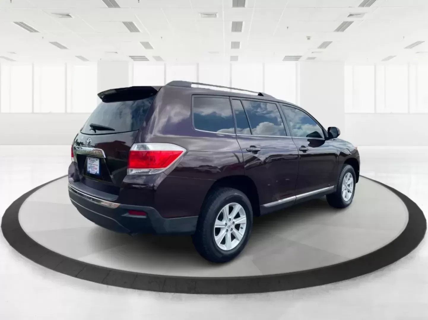 2013 Toyota Highlander SE V6 (5TDZK3EH9DS) with an 3.5L V-6 DOHC engine, located at 4508 South Dixie Dr, Moraine, OH, 45439, (937) 908-9800, 39.689976, -84.218452 - Photo#2