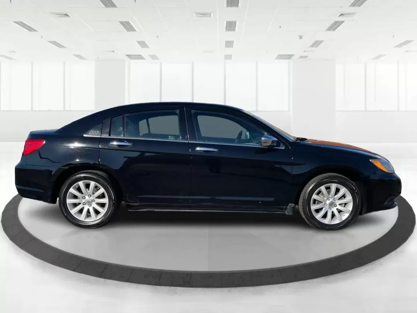 2014 Chrysler 200 Limited (1C3CCBCG6EN) with an 3.6L V6 DOHC 24V FFV engine, 6-Speed Automatic transmission, located at 1184 Kauffman Ave, Fairborn, OH, 45324, (937) 908-9800, 39.807072, -84.030914 - Photo#1