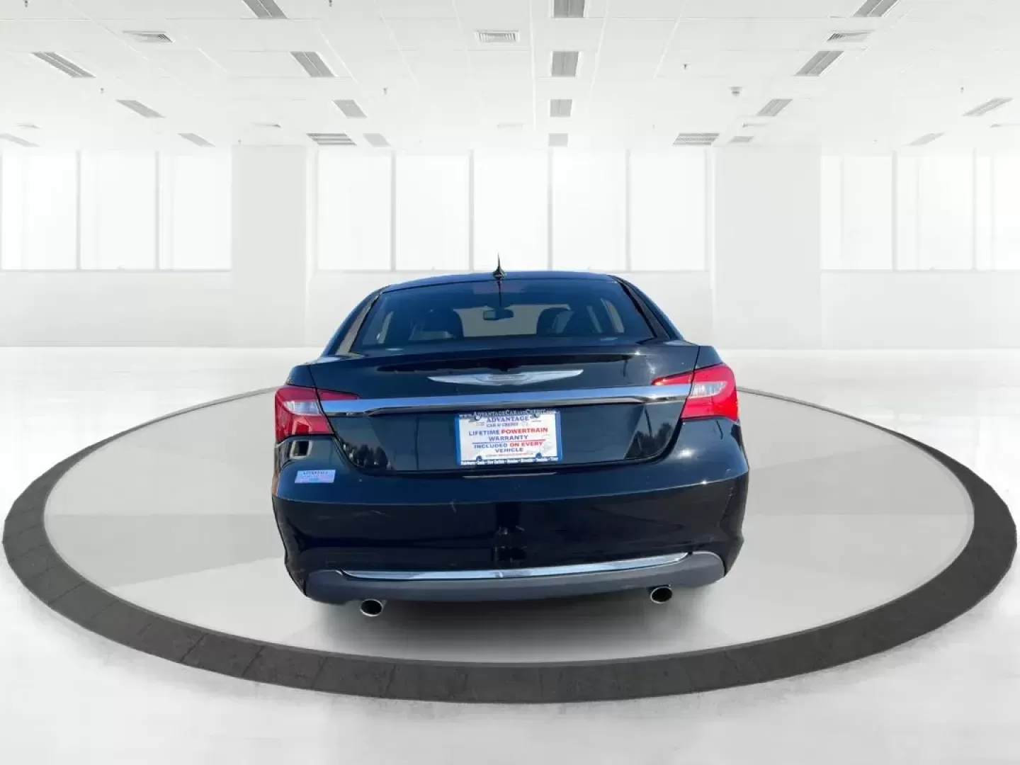 2014 Chrysler 200 Limited (1C3CCBCG6EN) with an 3.6L V6 DOHC 24V FFV engine, 6-Speed Automatic transmission, located at 1184 Kauffman Ave, Fairborn, OH, 45324, (937) 908-9800, 39.807072, -84.030914 - Photo#4