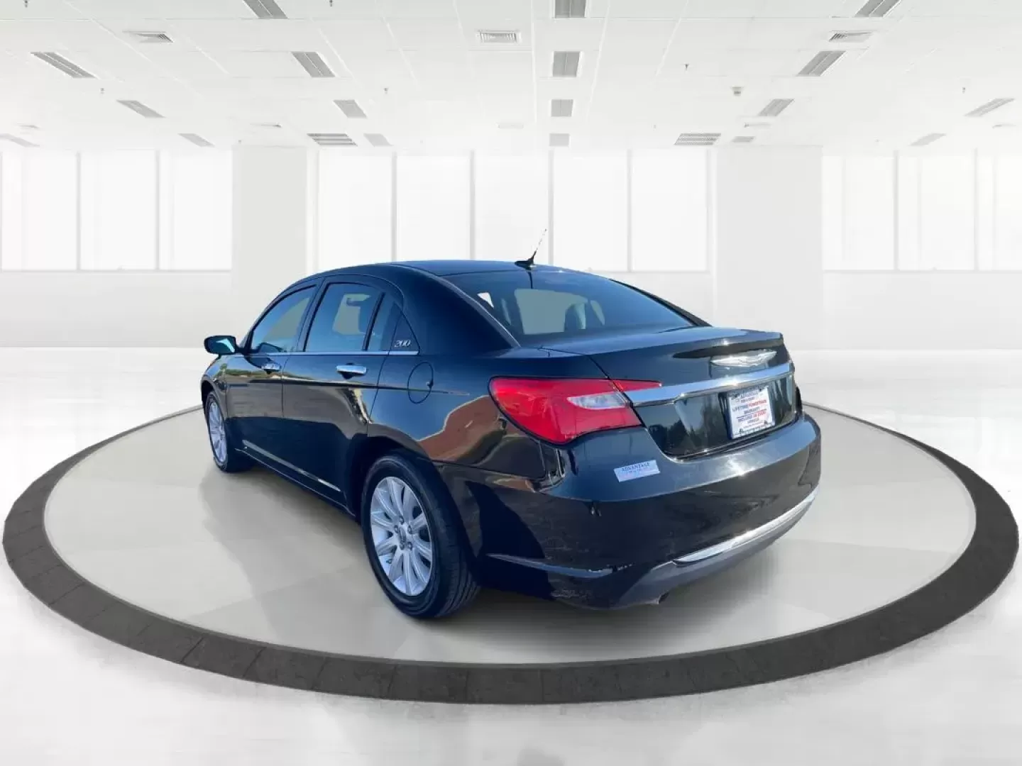 2014 Chrysler 200 Limited (1C3CCBCG6EN) with an 3.6L V6 DOHC 24V FFV engine, 6-Speed Automatic transmission, located at 1184 Kauffman Ave, Fairborn, OH, 45324, (937) 908-9800, 39.807072, -84.030914 - Photo#5