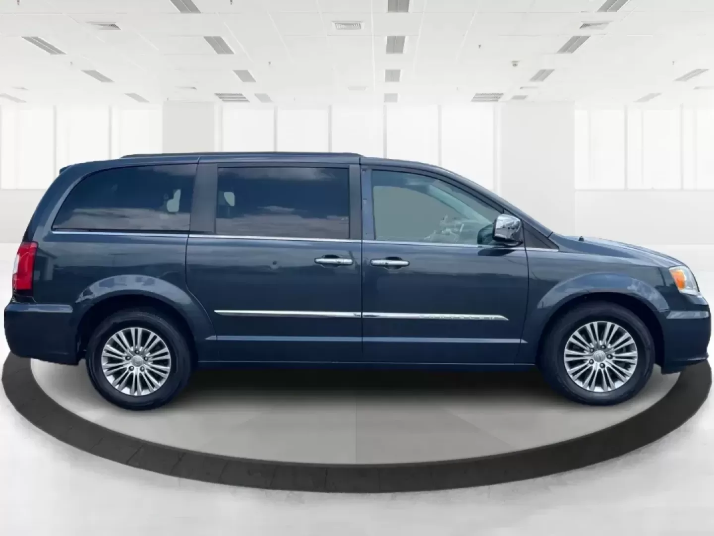 2014 Chrysler Town and Country Touring-L (2C4RC1CG3ER) with an 3.6L V6 DOHC 24V engine, 6-Speed Automatic transmission, located at 1230 East Main St, Xenia, OH, 45385, (937) 908-9800, 39.688026, -83.910172 - Photo#1