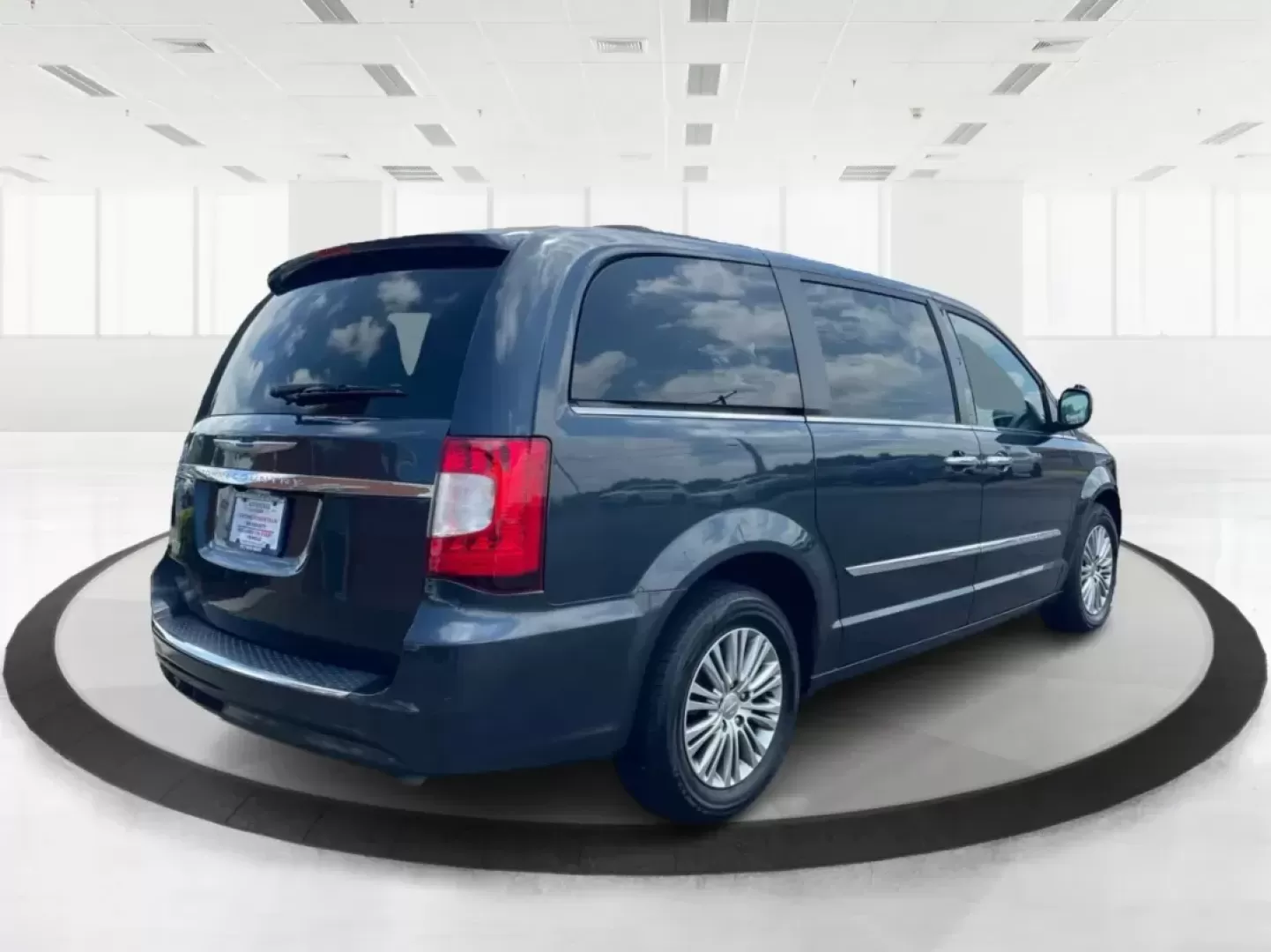 2014 Chrysler Town and Country Touring-L (2C4RC1CG3ER) with an 3.6L V6 DOHC 24V engine, 6-Speed Automatic transmission, located at 1230 East Main St, Xenia, OH, 45385, (937) 908-9800, 39.688026, -83.910172 - Photo#2