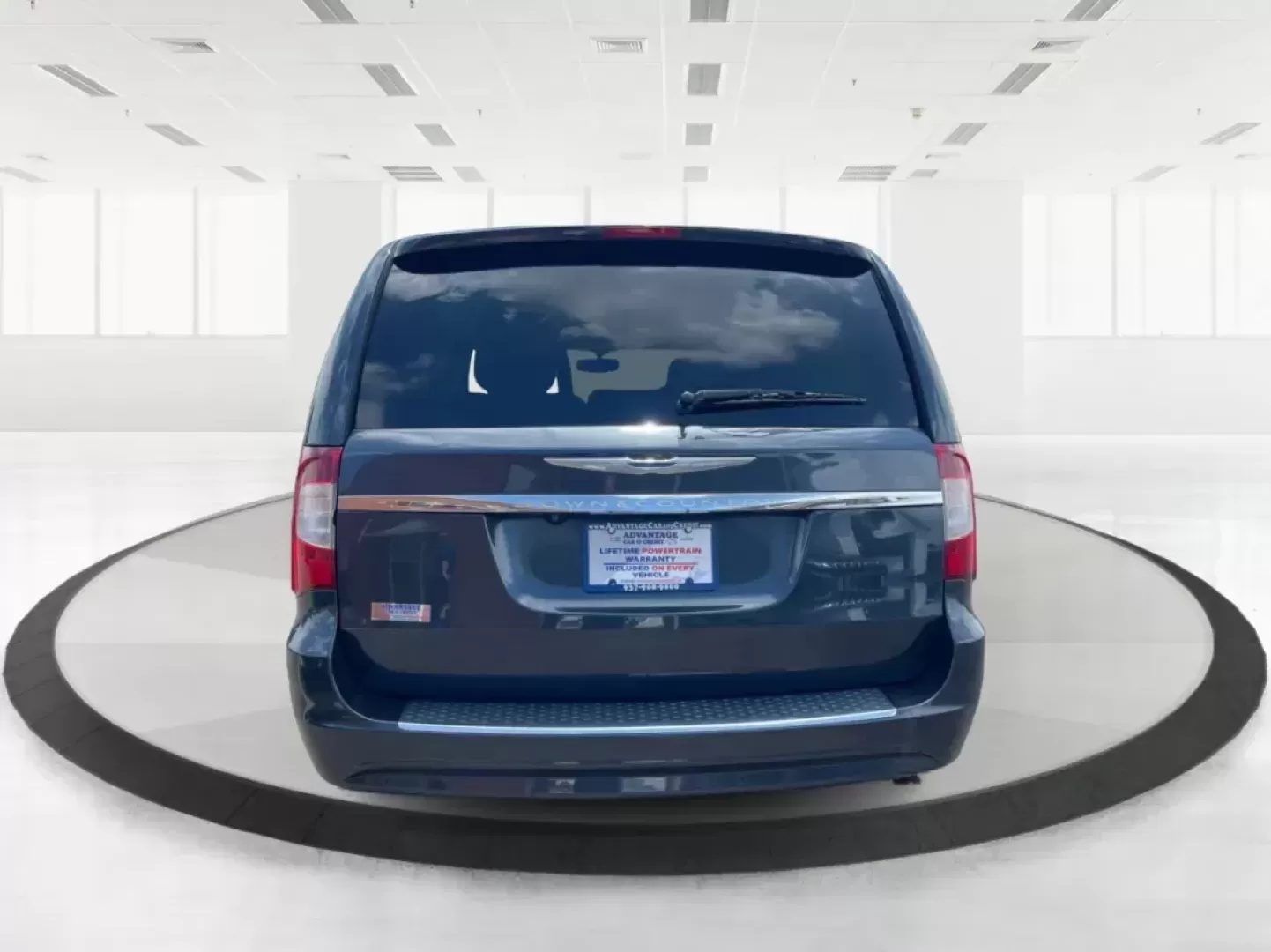 2014 Chrysler Town and Country Touring-L (2C4RC1CG3ER) with an 3.6L V6 DOHC 24V engine, 6-Speed Automatic transmission, located at 1230 East Main St, Xenia, OH, 45385, (937) 908-9800, 39.688026, -83.910172 - Photo#3