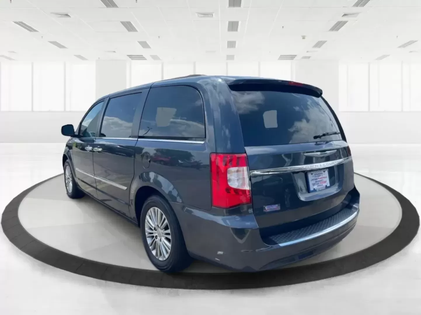 2014 Chrysler Town and Country Touring-L (2C4RC1CG3ER) with an 3.6L V6 DOHC 24V engine, 6-Speed Automatic transmission, located at 1230 East Main St, Xenia, OH, 45385, (937) 908-9800, 39.688026, -83.910172 - Photo#4