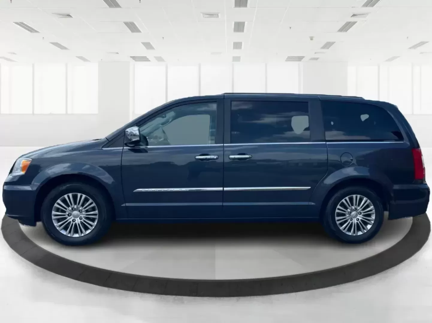 2014 Chrysler Town and Country Touring-L (2C4RC1CG3ER) with an 3.6L V6 DOHC 24V engine, 6-Speed Automatic transmission, located at 1230 East Main St, Xenia, OH, 45385, (937) 908-9800, 39.688026, -83.910172 - Photo#5