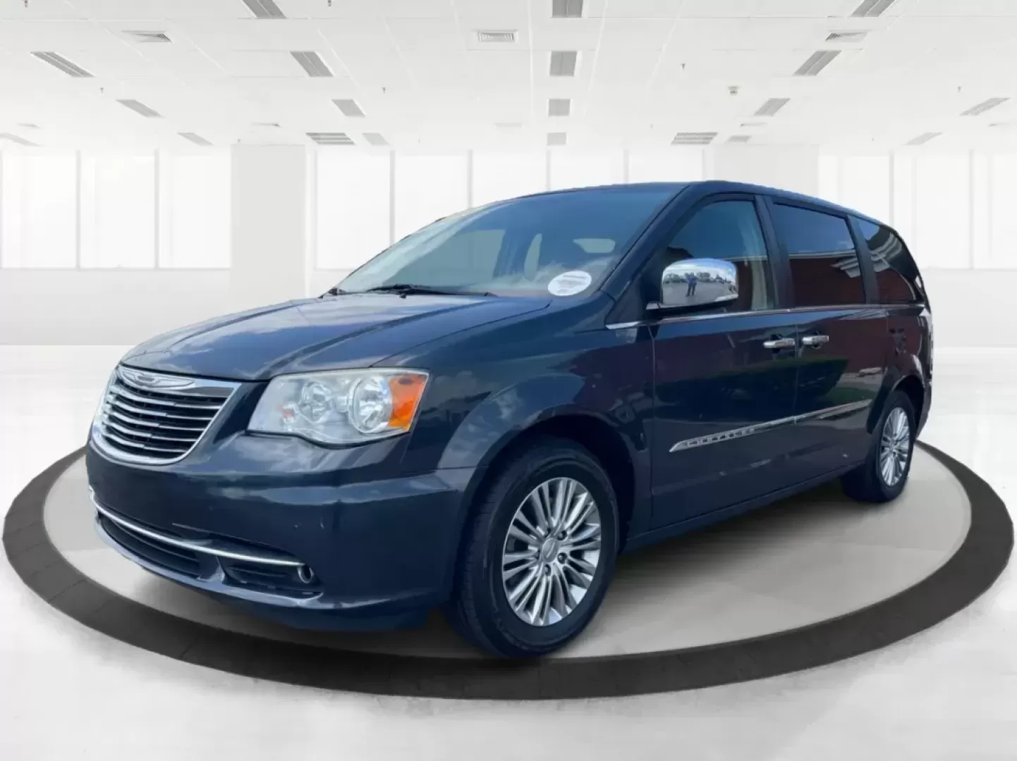2014 Chrysler Town and Country Touring-L (2C4RC1CG3ER) with an 3.6L V6 DOHC 24V engine, 6-Speed Automatic transmission, located at 1230 East Main St, Xenia, OH, 45385, (937) 908-9800, 39.688026, -83.910172 - Photo#7