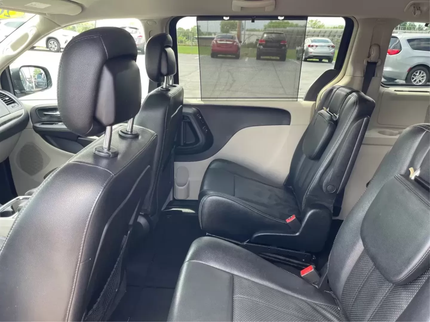 2014 Chrysler Town and Country Touring-L (2C4RC1CG3ER) with an 3.6L V6 DOHC 24V engine, 6-Speed Automatic transmission, located at 1230 East Main St, Xenia, OH, 45385, (937) 908-9800, 39.688026, -83.910172 - Photo#9