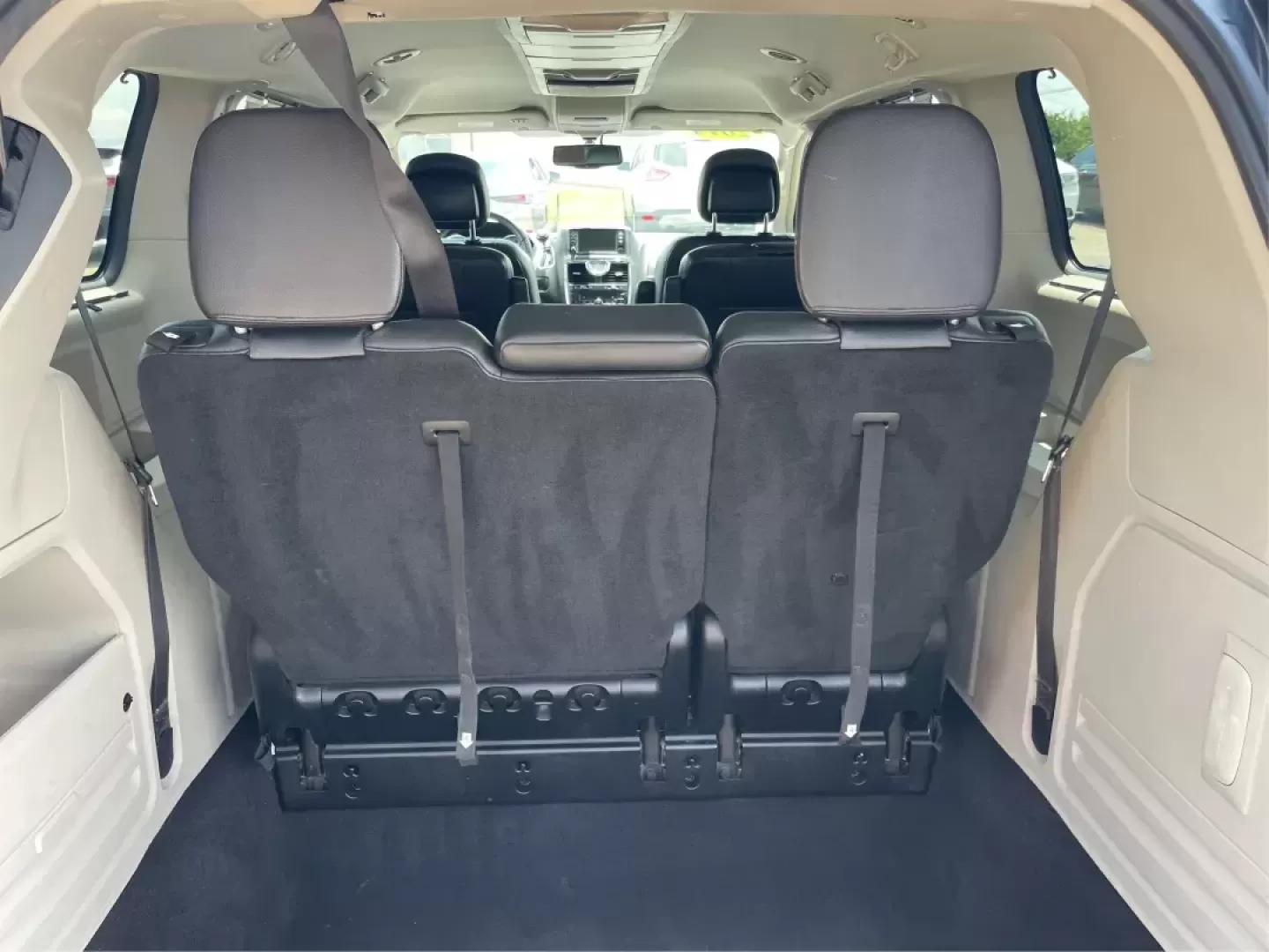 2014 Chrysler Town and Country Touring-L (2C4RC1CG3ER) with an 3.6L V6 DOHC 24V engine, 6-Speed Automatic transmission, located at 1230 East Main St, Xenia, OH, 45385, (937) 908-9800, 39.688026, -83.910172 - Photo#11
