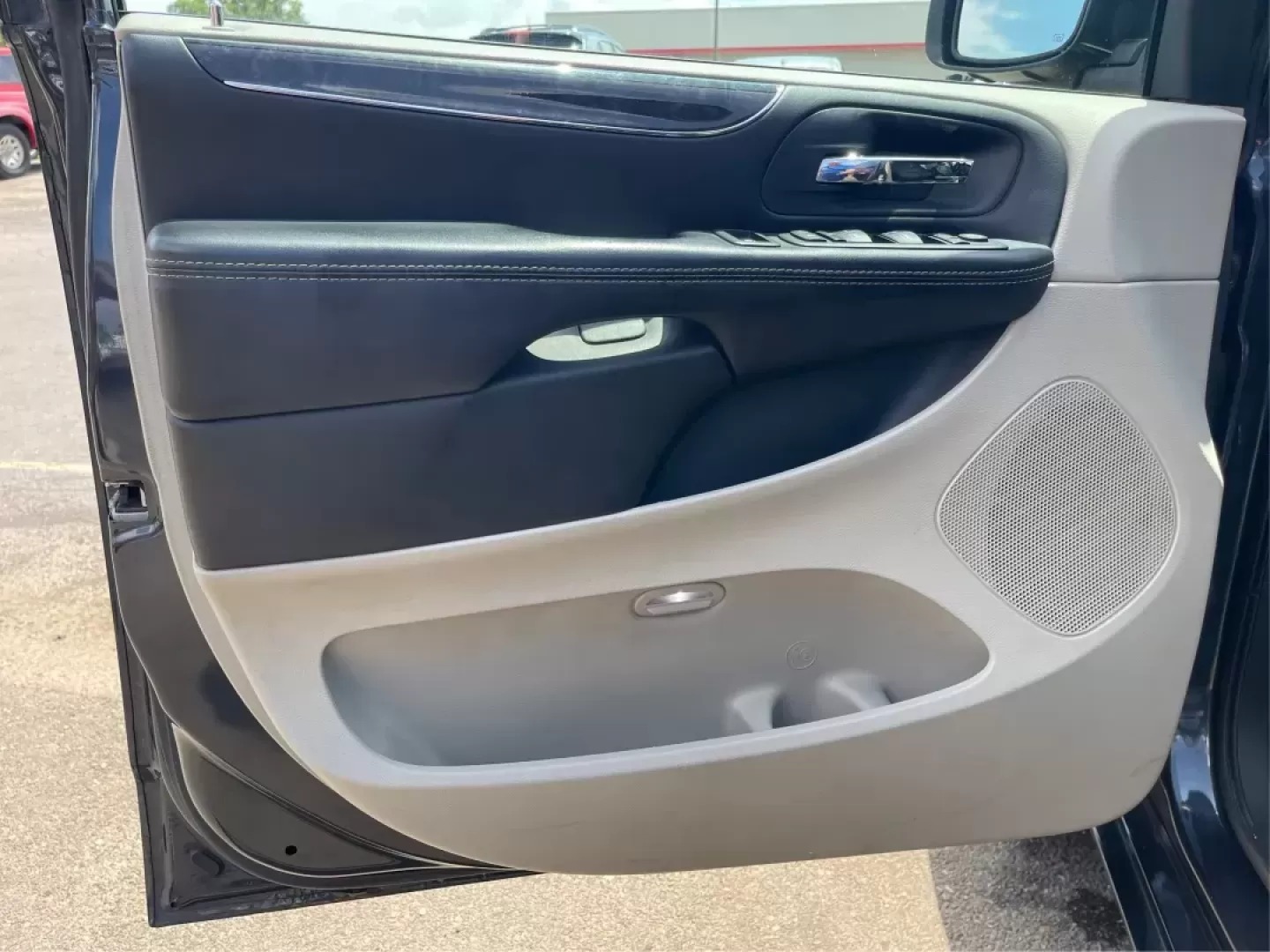 2014 Chrysler Town and Country Touring-L (2C4RC1CG3ER) with an 3.6L V6 DOHC 24V engine, 6-Speed Automatic transmission, located at 1230 East Main St, Xenia, OH, 45385, (937) 908-9800, 39.688026, -83.910172 - Photo#18