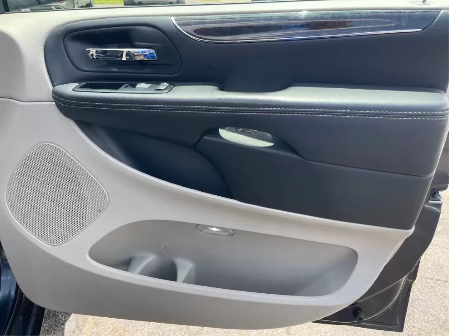 2014 Chrysler Town and Country Touring-L (2C4RC1CG3ER) with an 3.6L V6 DOHC 24V engine, 6-Speed Automatic transmission, located at 1230 East Main St, Xenia, OH, 45385, (937) 908-9800, 39.688026, -83.910172 - Photo#19