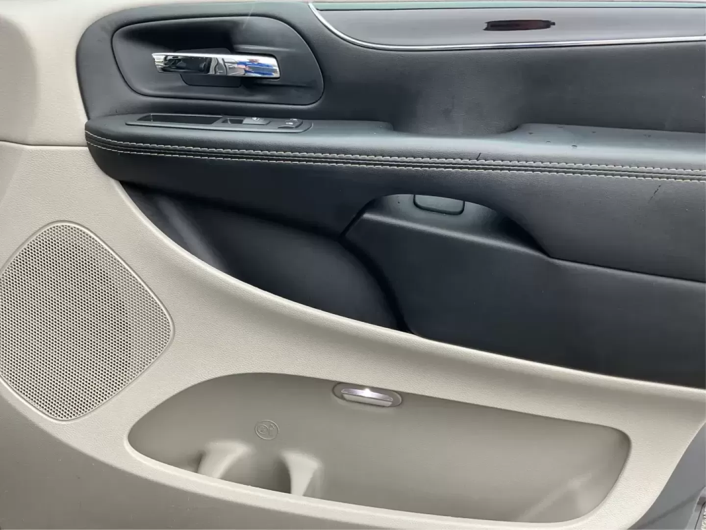 2014 Chrysler Town and Country Touring-L 30th Anniversary (2C4RC1CG7ER) with an Pentastar 3.6L V-6 DOHC engine, located at 1184 Kauffman Ave, Fairborn, OH, 45324, (937) 908-9800, 39.807072, -84.030914 - Photo#18