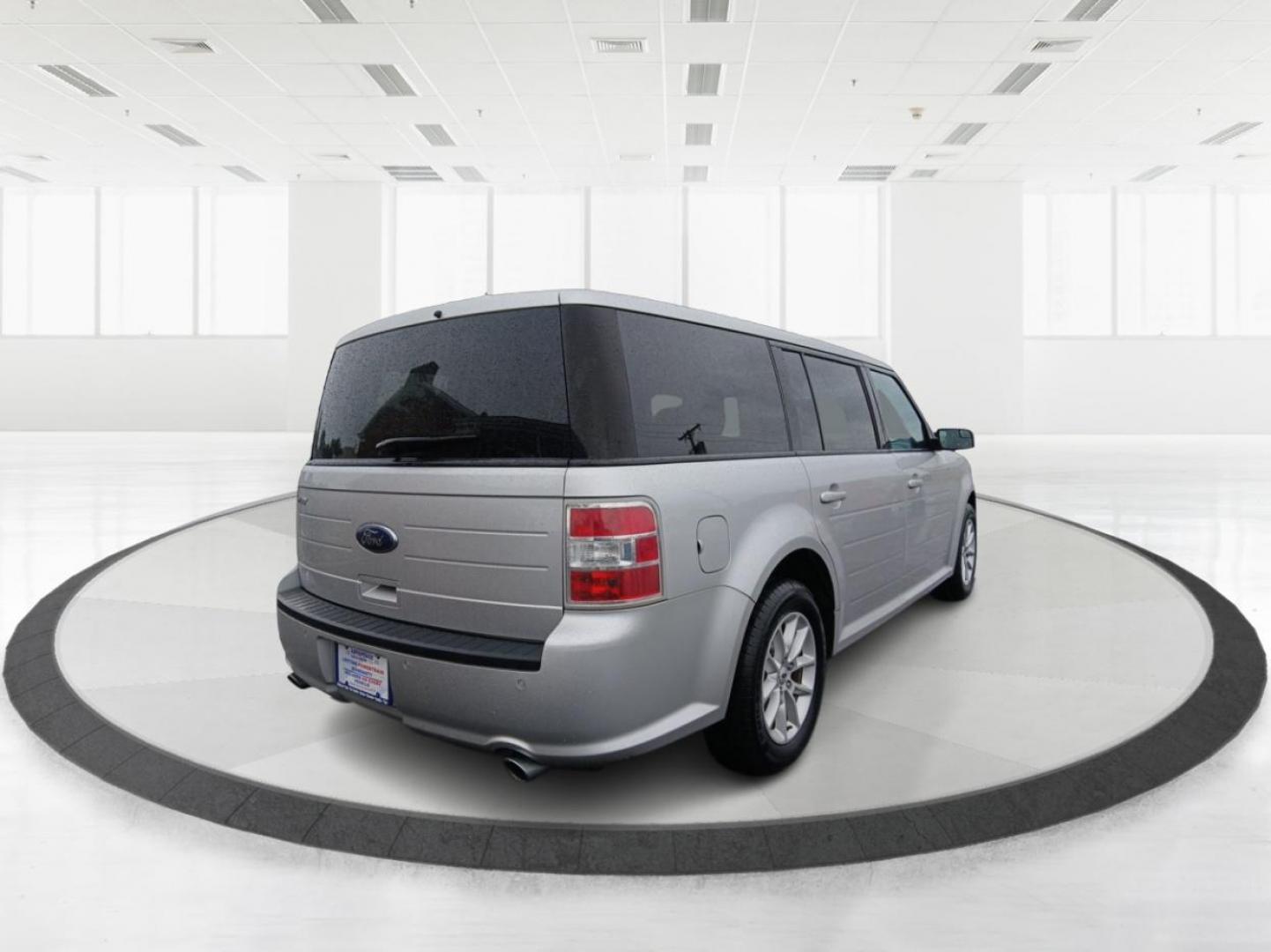 2014 Ford Flex SE FWD (2FMGK5B8XEB) with an 3.5L V6 DOHC 24V engine, 6-Speed Automatic Overdrive transmission, located at 4508 South Dixie Dr, Moraine, OH, 45439, (937) 908-9800, 39.689976, -84.218452 - Photo#2