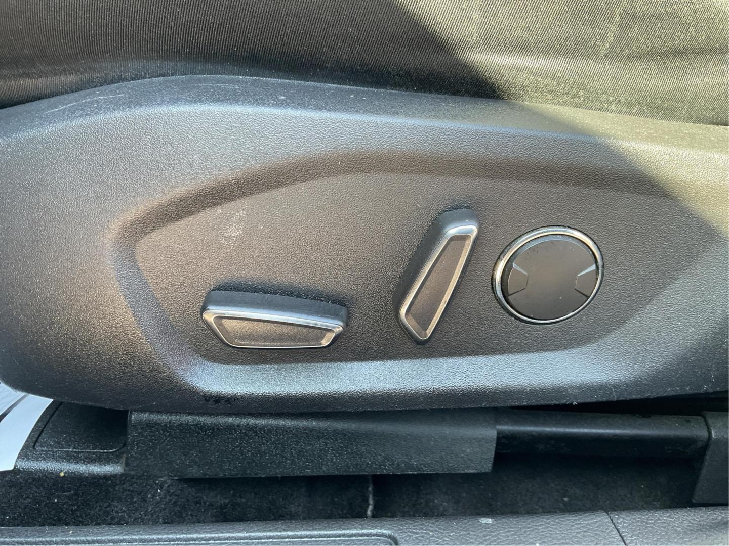2014 Ingot Silver Ford Fusion SE (1FA6P0H76E5) with an 2.5L L4 DOHC 16V engine, located at 4508 South Dixie Dr, Moraine, OH, 45439, (937) 908-9800, 39.689976, -84.218452 - Photo#17