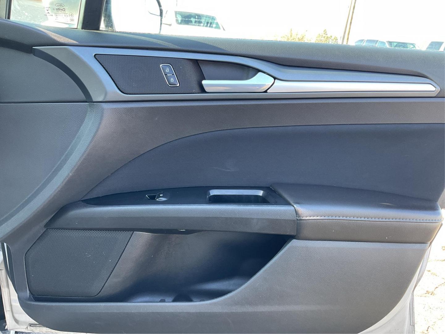 2014 Ingot Silver Ford Fusion SE (1FA6P0H76E5) with an 2.5L L4 DOHC 16V engine, located at 4508 South Dixie Dr, Moraine, OH, 45439, (937) 908-9800, 39.689976, -84.218452 - Photo#19