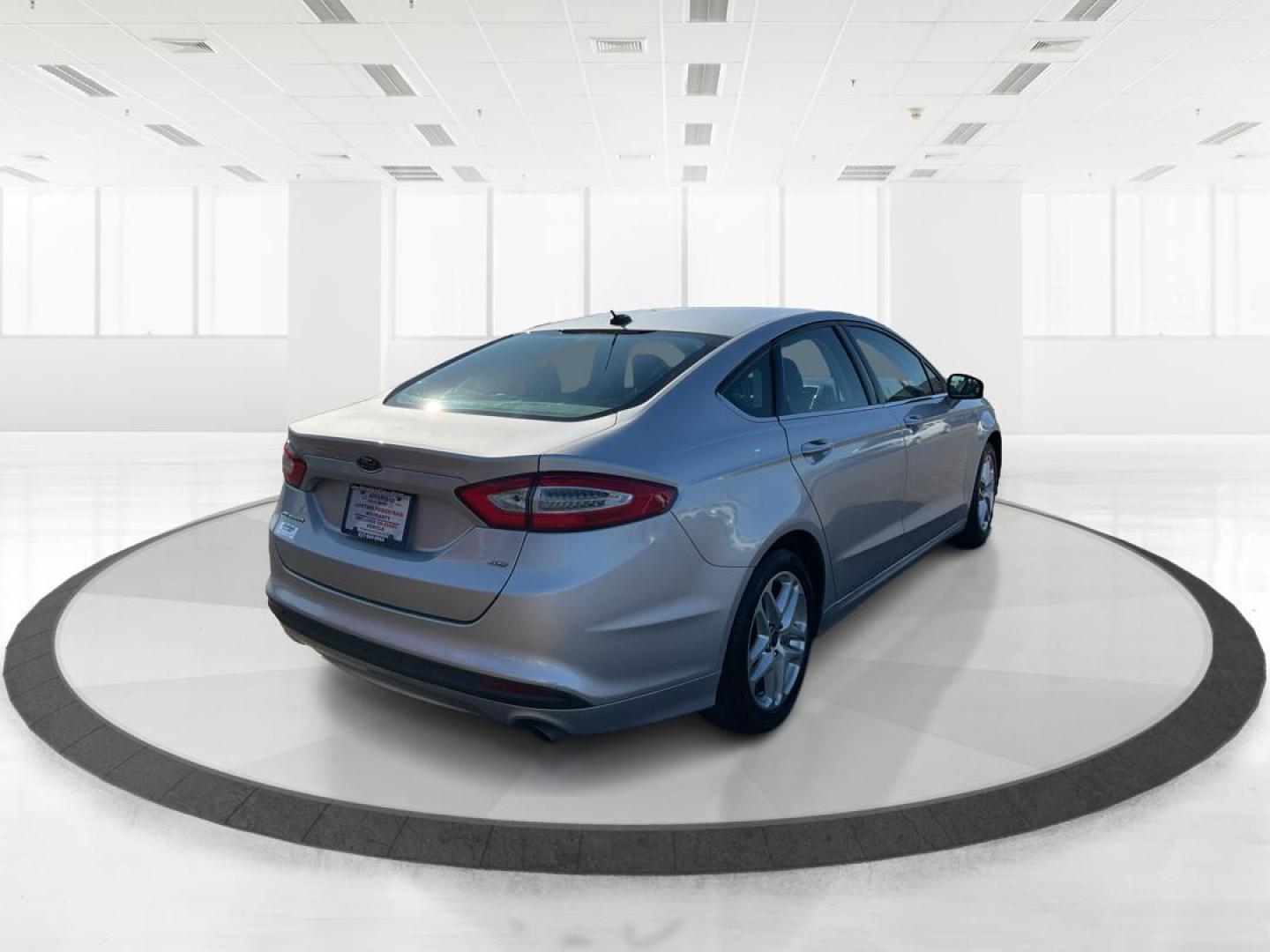 2014 Ingot Silver Ford Fusion SE (1FA6P0H76E5) with an 2.5L L4 DOHC 16V engine, located at 4508 South Dixie Dr, Moraine, OH, 45439, (937) 908-9800, 39.689976, -84.218452 - Photo#2