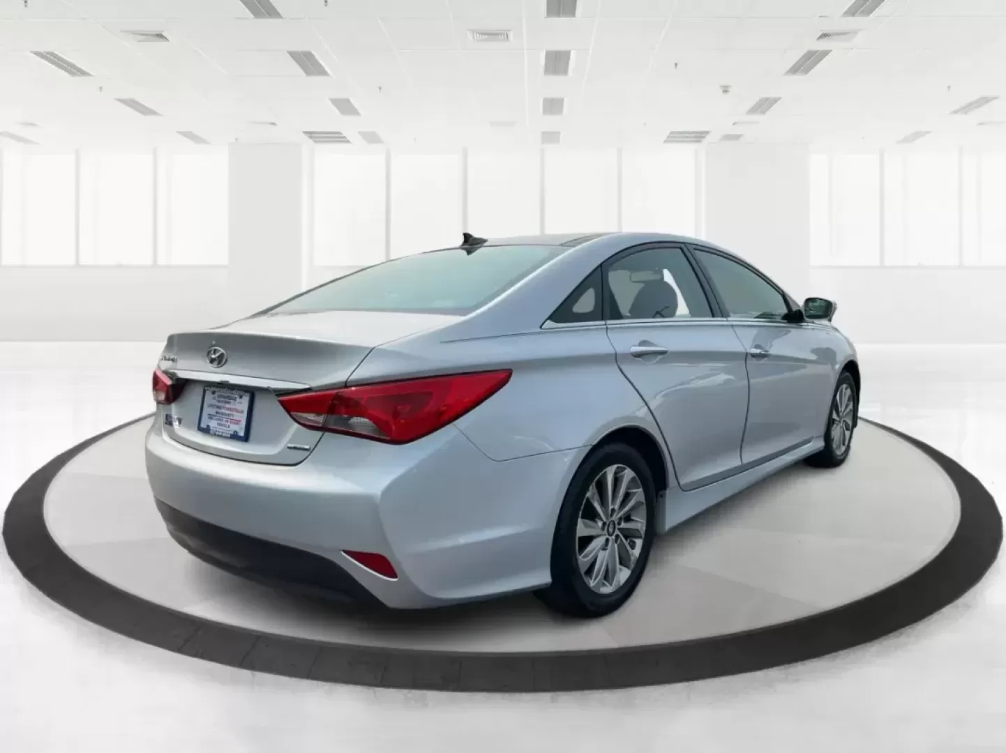 2014 Hyundai Sonata Limited (5NPEC4AC8EH) with an 2.4L I-4 gasoline direct injection engine, located at 1951 S Dayton Lakeview Rd., New Carlisle, OH, 45344, (937) 908-9800, 39.890999, -84.050255 - Photo#2