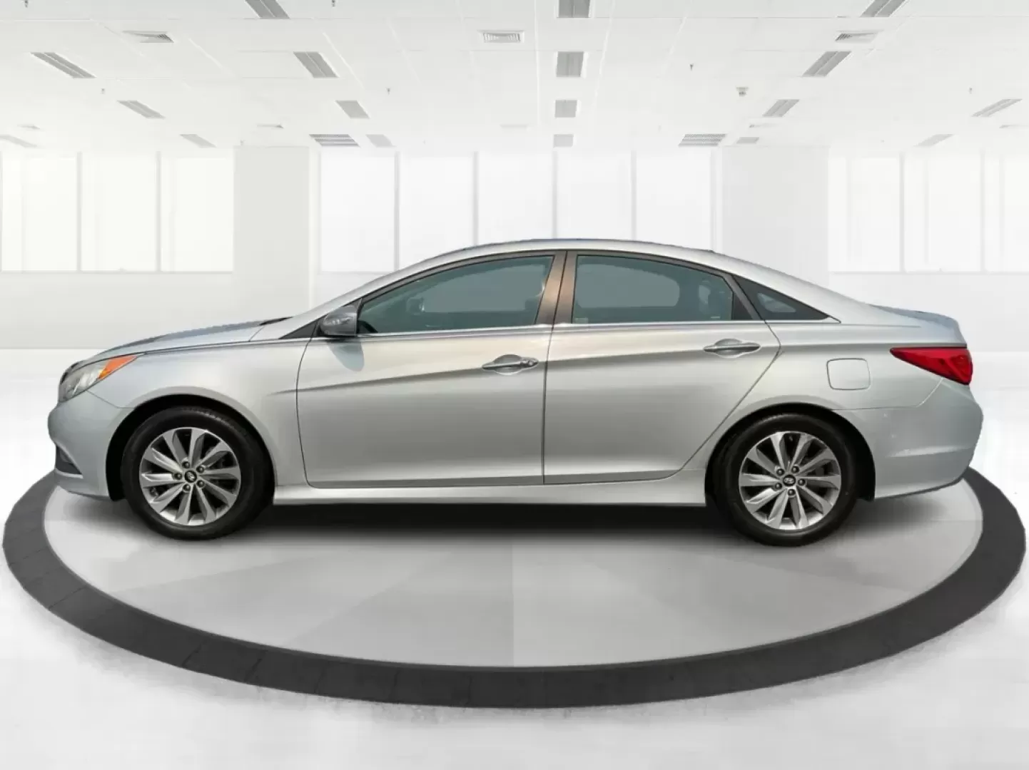 2014 Hyundai Sonata Limited (5NPEC4AC8EH) with an 2.4L I-4 gasoline direct injection engine, located at 1951 S Dayton Lakeview Rd., New Carlisle, OH, 45344, (937) 908-9800, 39.890999, -84.050255 - Photo#5