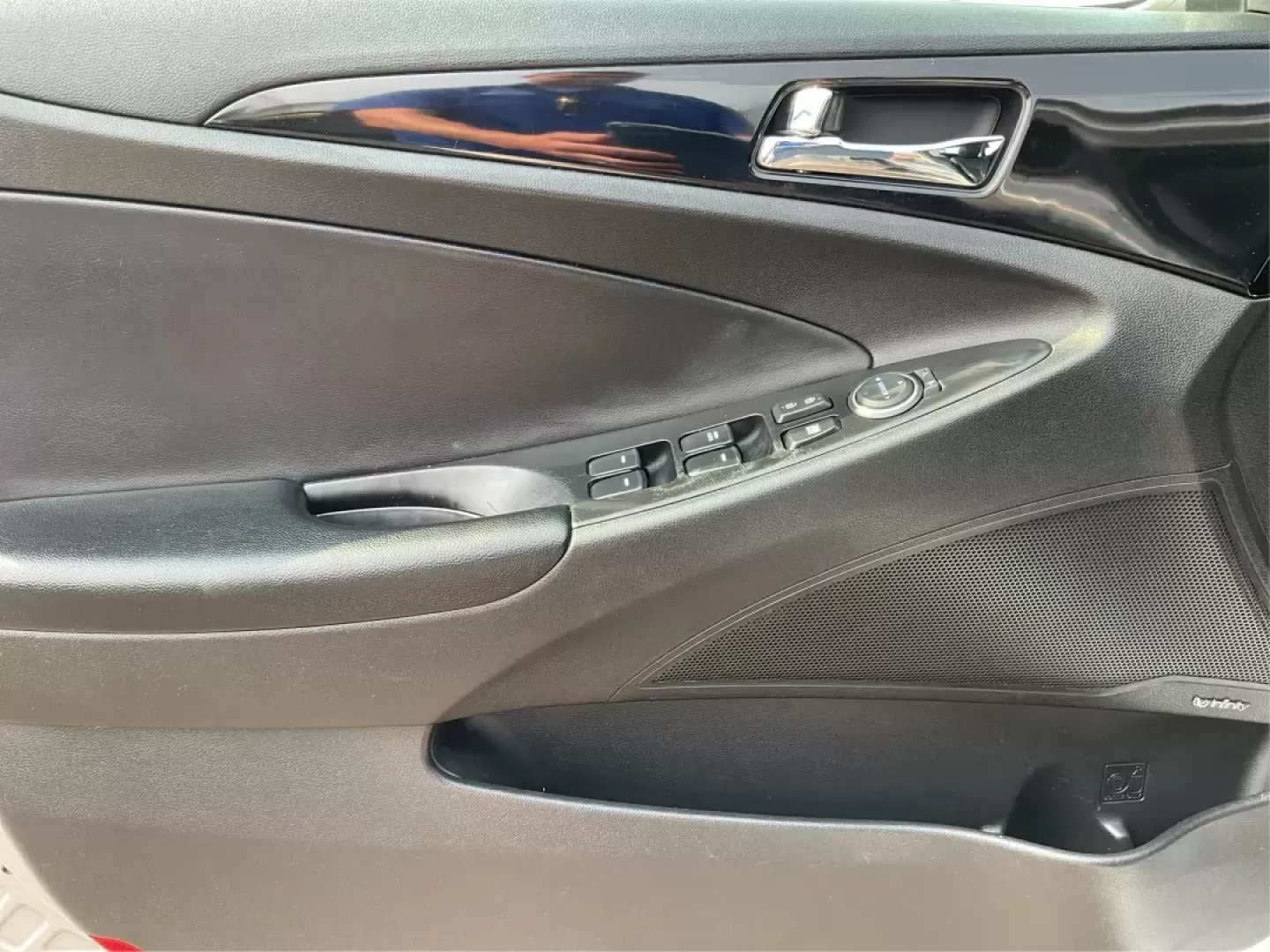 2014 Hyundai Sonata Limited (5NPEC4AC8EH) with an 2.4L I-4 gasoline direct injection engine, located at 1951 S Dayton Lakeview Rd., New Carlisle, OH, 45344, (937) 908-9800, 39.890999, -84.050255 - Photo#17