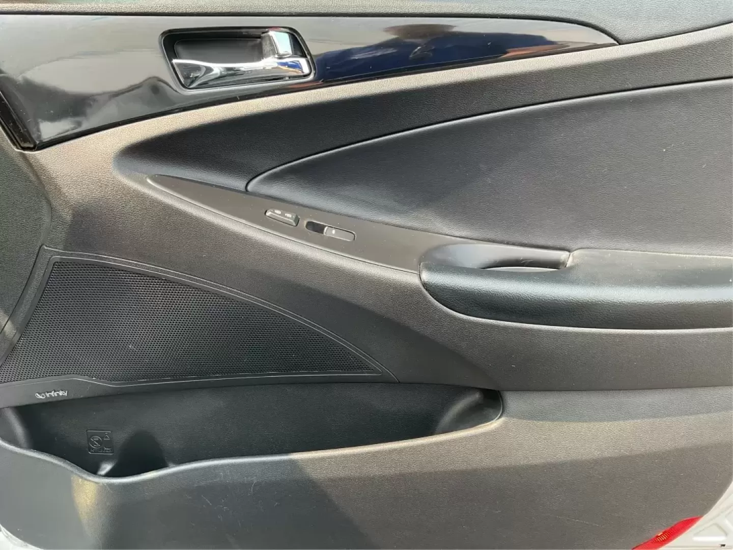 2014 Hyundai Sonata Limited (5NPEC4AC8EH) with an 2.4L I-4 gasoline direct injection engine, located at 1951 S Dayton Lakeview Rd., New Carlisle, OH, 45344, (937) 908-9800, 39.890999, -84.050255 - Photo#18