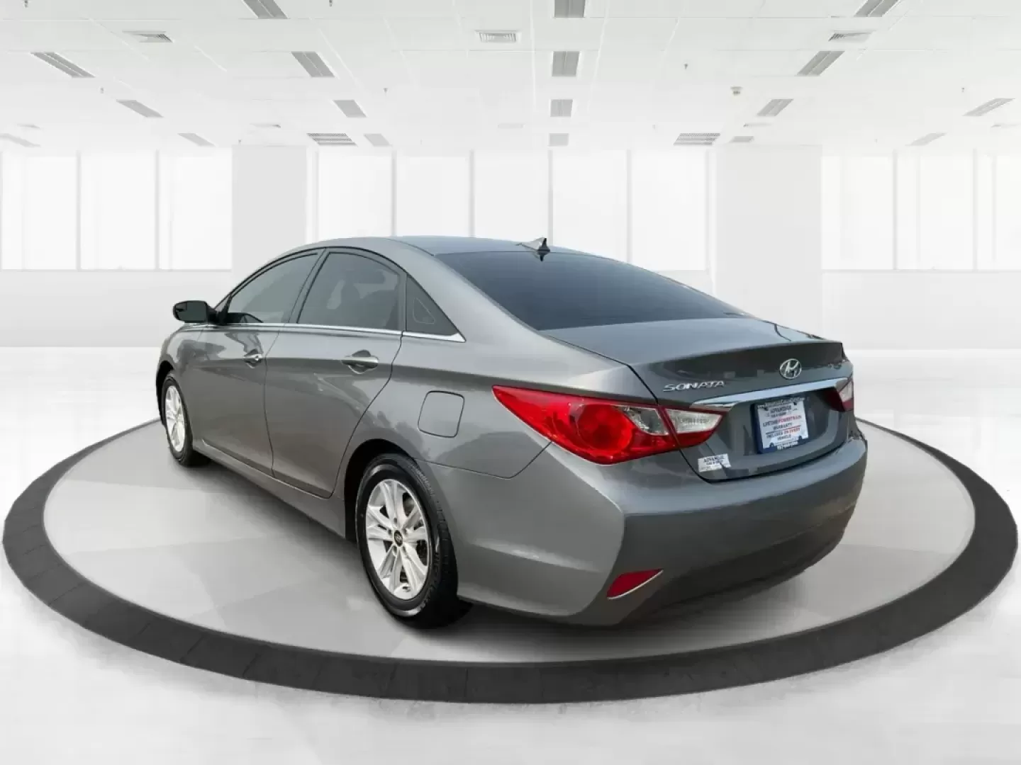 2014 Hyundai Sonata GLS (5NPEB4AC8EH) with an 2.4L I-4 gasoline direct injection engine, located at 401 Woodman Dr, Riverside, OH, 45431, (937) 908-9800, 39.760899, -84.123421 - Photo#4