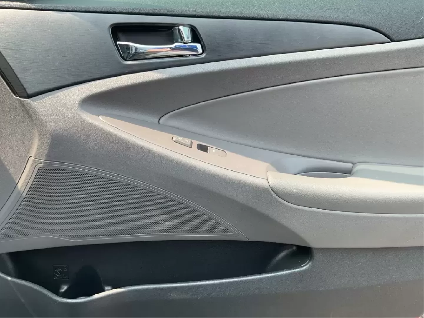 2014 Hyundai Sonata GLS (5NPEB4AC8EH) with an 2.4L I-4 gasoline direct injection engine, located at 401 Woodman Dr, Riverside, OH, 45431, (937) 908-9800, 39.760899, -84.123421 - Photo#18