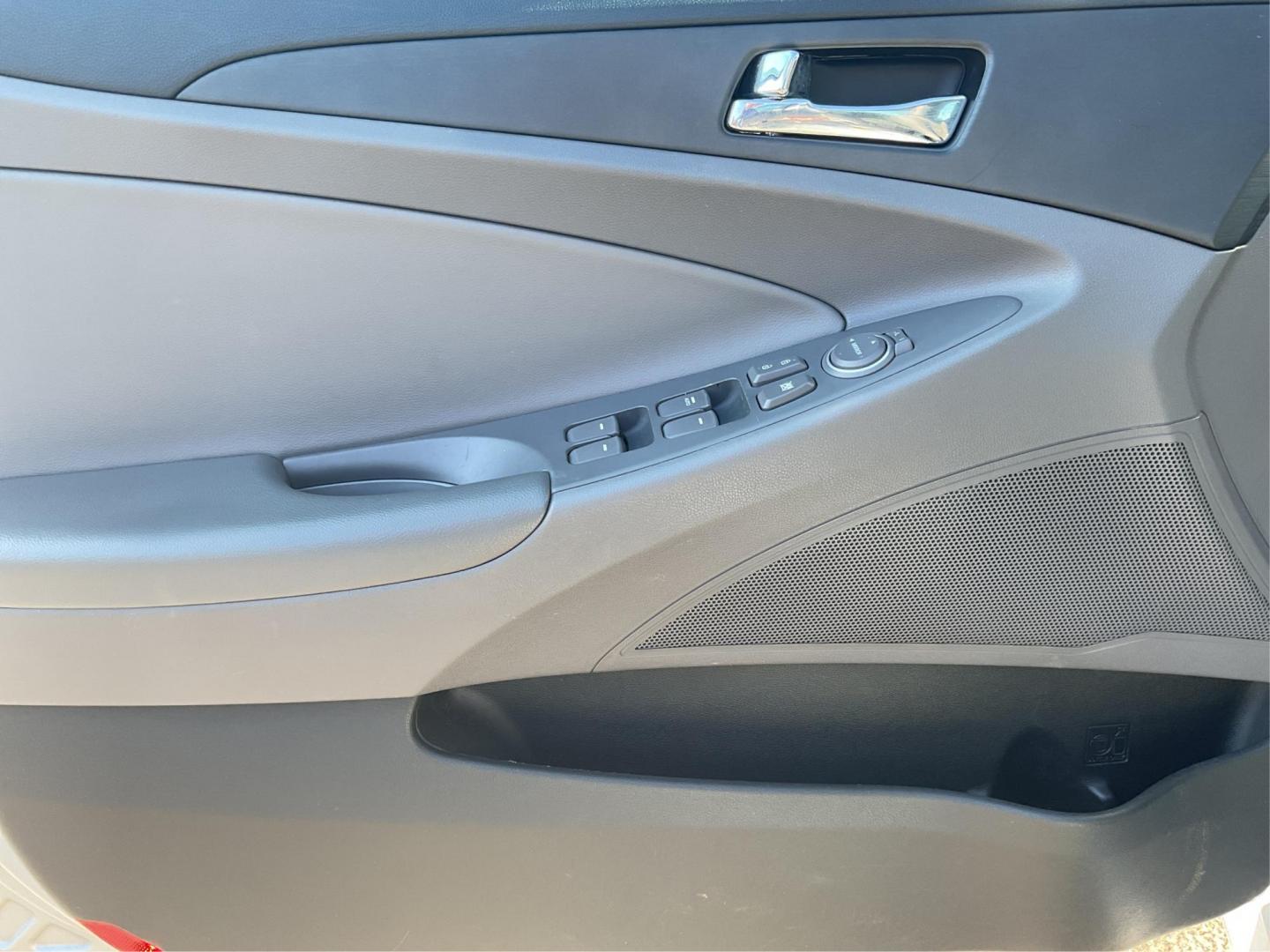 2014 Hyundai Sonata GLS (5NPEB4AC4EH) with an 2.4L I-4 gasoline direct injection engine, located at 4508 South Dixie Dr, Moraine, OH, 45439, (937) 908-9800, 39.689976, -84.218452 - Photo#17