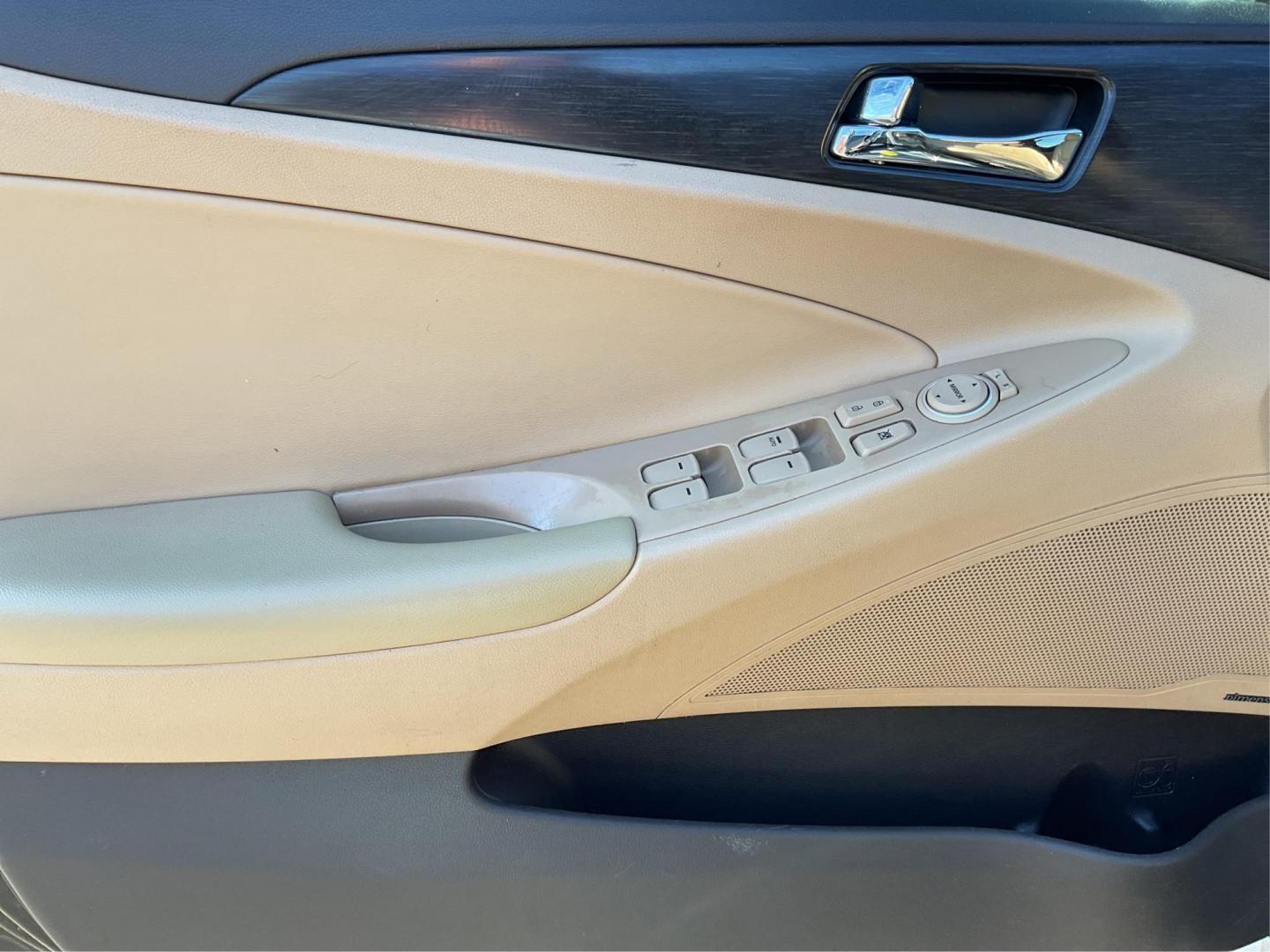 2014 Hyundai Sonata Limited 2.0T (5NPEC4AB6EH) with an 2L I-4 gasoline direct injection engine, located at 8750 N County Rd 25A, Piqua, OH, 45356, (937) 908-9800, 40.164391, -84.232513 - Photo#17