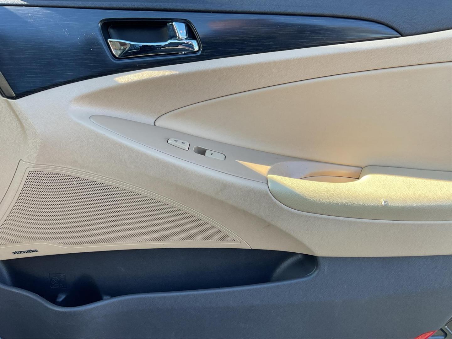 2014 Hyundai Sonata Limited 2.0T (5NPEC4AB6EH) with an 2L I-4 gasoline direct injection engine, located at 8750 N County Rd 25A, Piqua, OH, 45356, (937) 908-9800, 40.164391, -84.232513 - Photo#18
