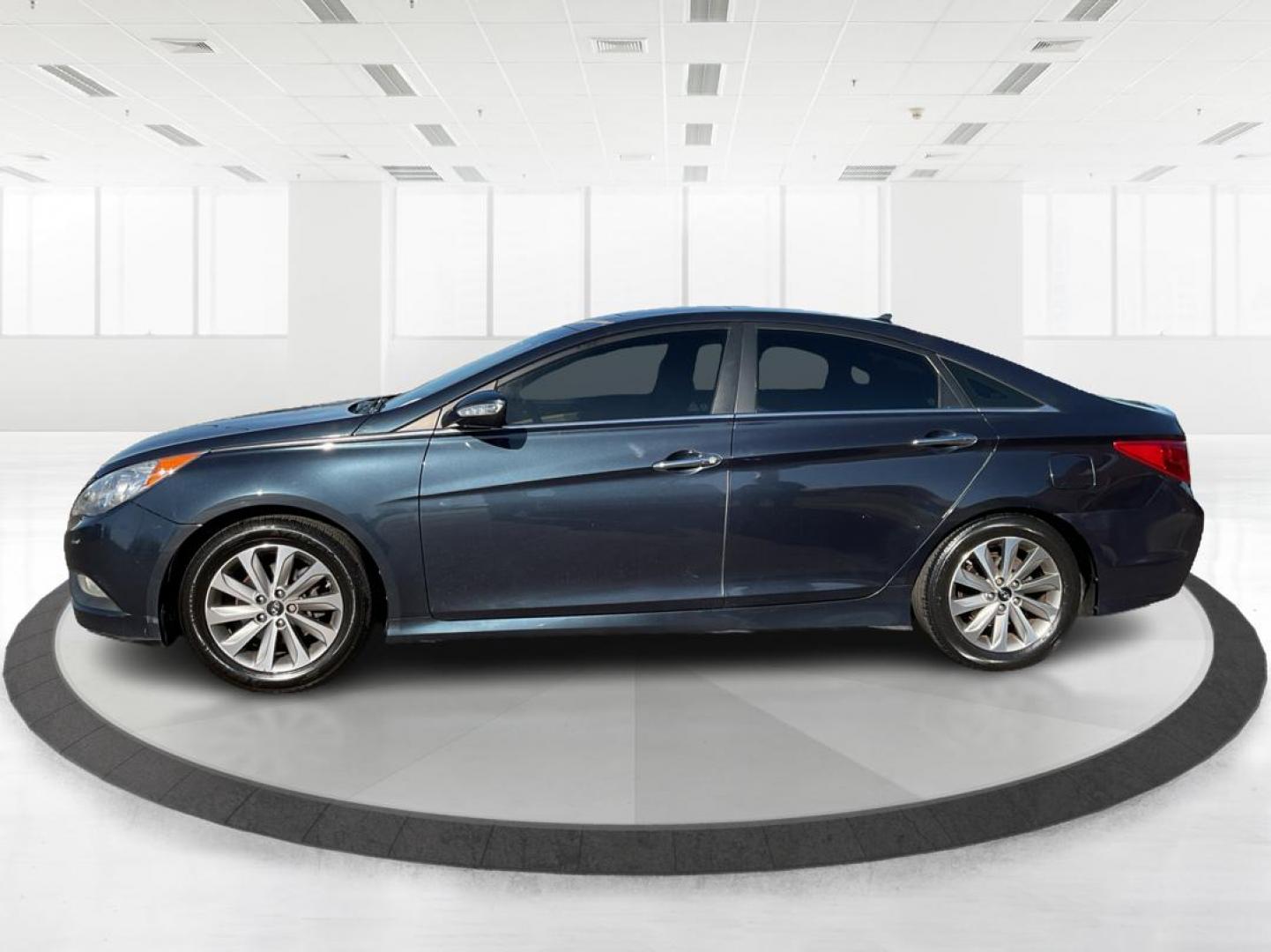 2014 Hyundai Sonata Limited 2.0T (5NPEC4AB6EH) with an 2L I-4 gasoline direct injection engine, located at 8750 N County Rd 25A, Piqua, OH, 45356, (937) 908-9800, 40.164391, -84.232513 - Photo#5