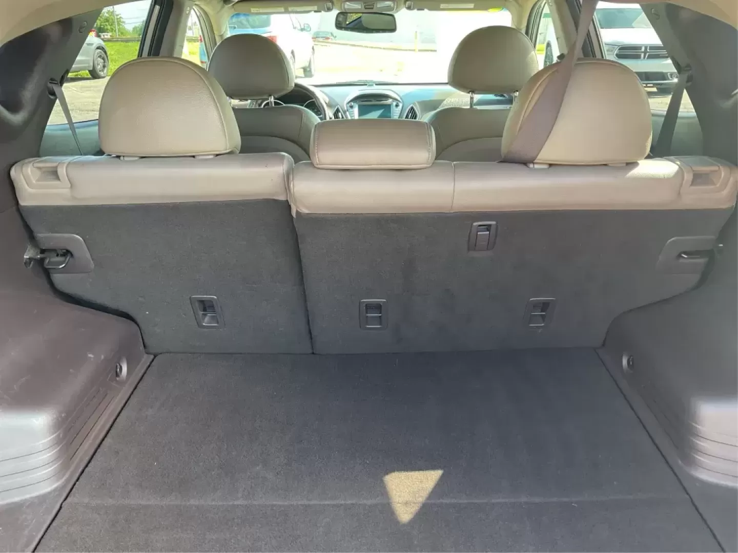 2014 Hyundai Tucson Limited (KM8JUCAG9EU) with an Theta II 2.4L I-4 gasoline direct injection engine, located at 8750 N County Rd 25A, Piqua, OH, 45356, (937) 908-9800, 40.164391, -84.232513 - Photo#11