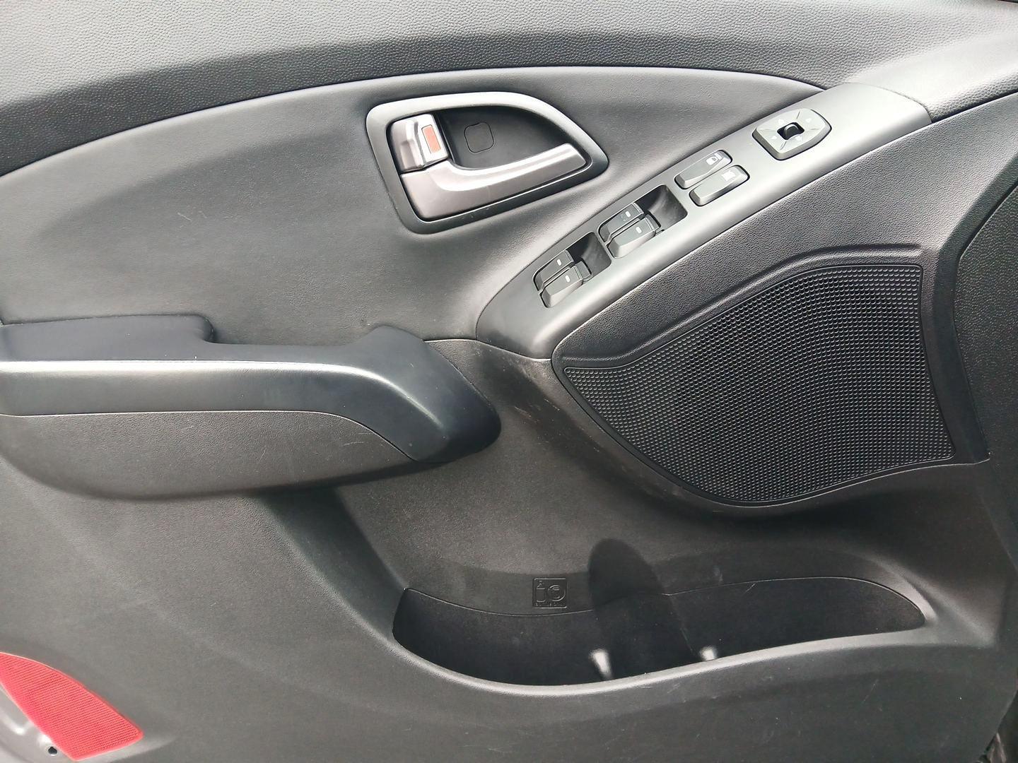 2014 Hyundai Tucson GLS AWD (KM8JUCAGXEU) with an 2.4L L4 DOHC 16V engine, 6-Speed Automatic transmission, located at 880 E. National Road, Vandalia, OH, 45377, (937) 908-9800, 39.891918, -84.183594 - Photo#18