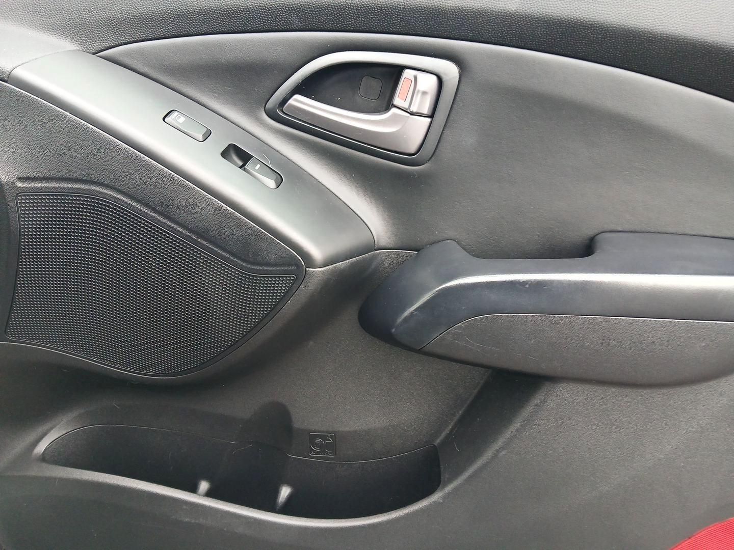 2014 Hyundai Tucson GLS AWD (KM8JUCAGXEU) with an 2.4L L4 DOHC 16V engine, 6-Speed Automatic transmission, located at 880 E. National Road, Vandalia, OH, 45377, (937) 908-9800, 39.891918, -84.183594 - Photo#19