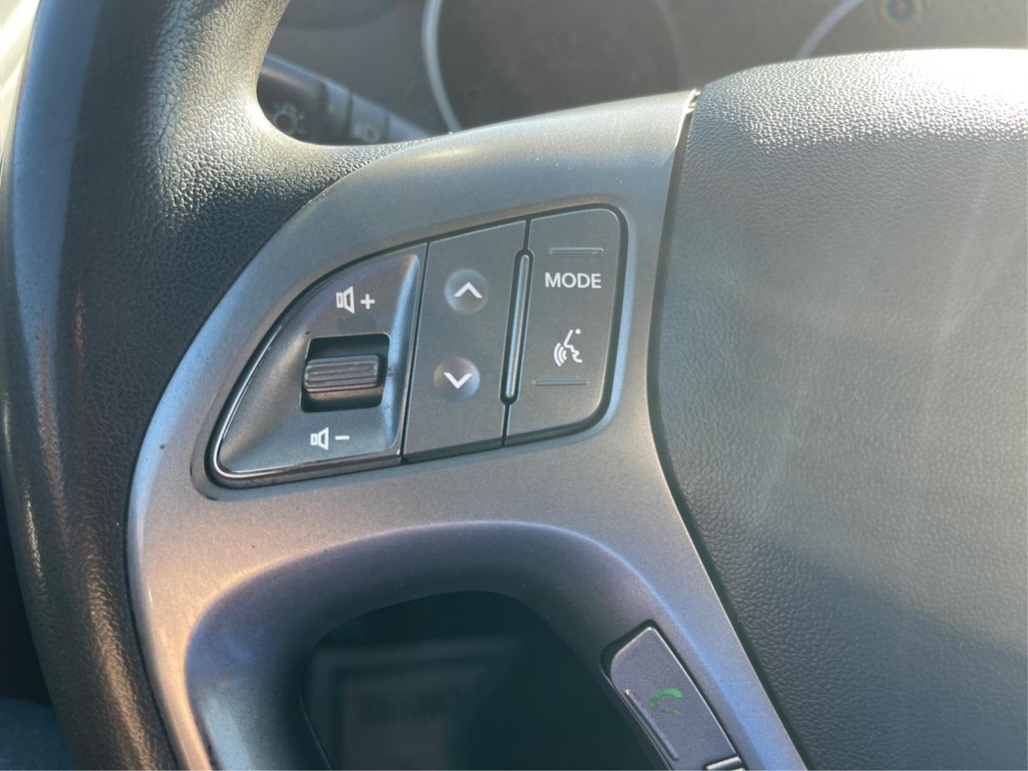 2014 Black Hyundai Tucson GL Auto AWD (KM8JTCAF0EU) with an 2.0L L4 DOHC 16V engine, 6-Speed Automatic transmission, located at 1230 East Main St, Xenia, OH, 45385, (937) 908-9800, 39.688026, -83.910172 - Photo#15