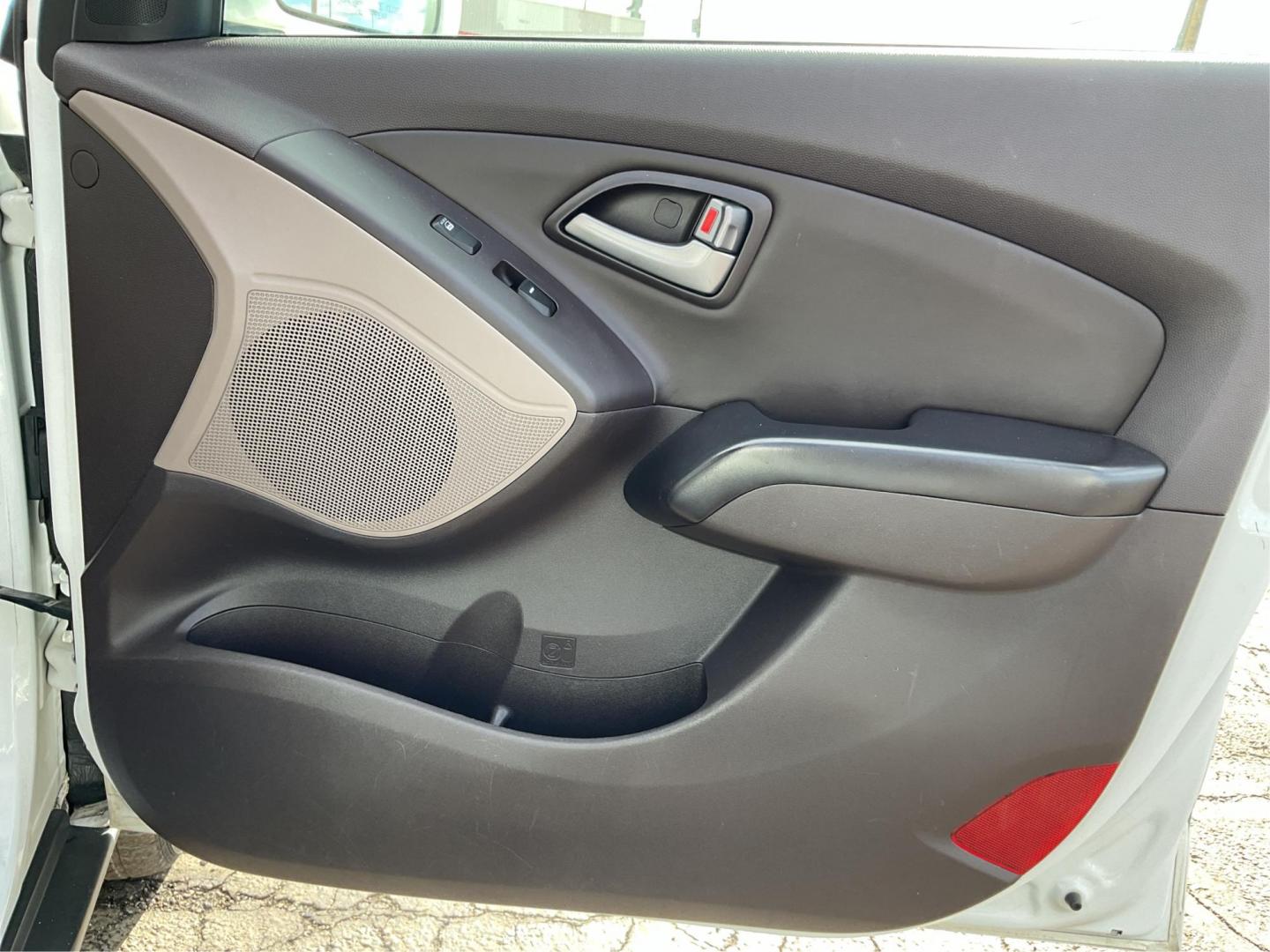 2014 Hyundai Tucson SE (KM8JU3AG0EU) with an Theta II 2.4L I-4 gasoline direct injection engine, located at 1230 East Main St, Xenia, OH, 45385, (937) 908-9800, 39.688026, -83.910172 - Photo#16
