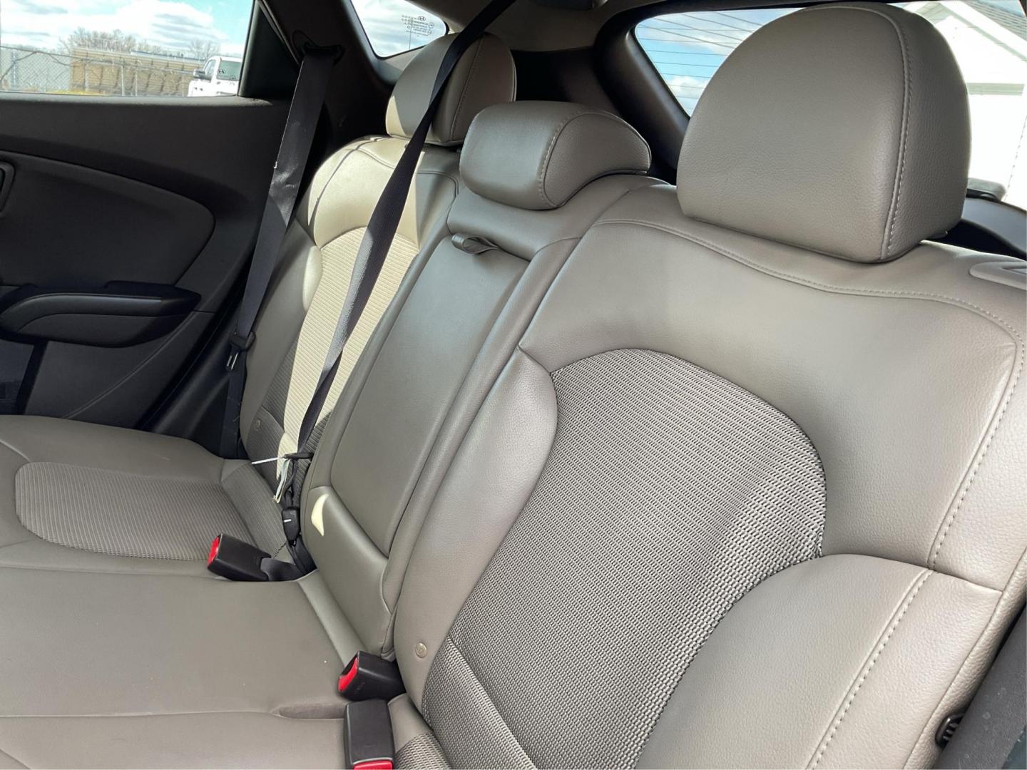 2014 Hyundai Tucson SE (KM8JU3AG0EU) with an Theta II 2.4L I-4 gasoline direct injection engine, located at 1230 East Main St, Xenia, OH, 45385, (937) 908-9800, 39.688026, -83.910172 - Photo#7