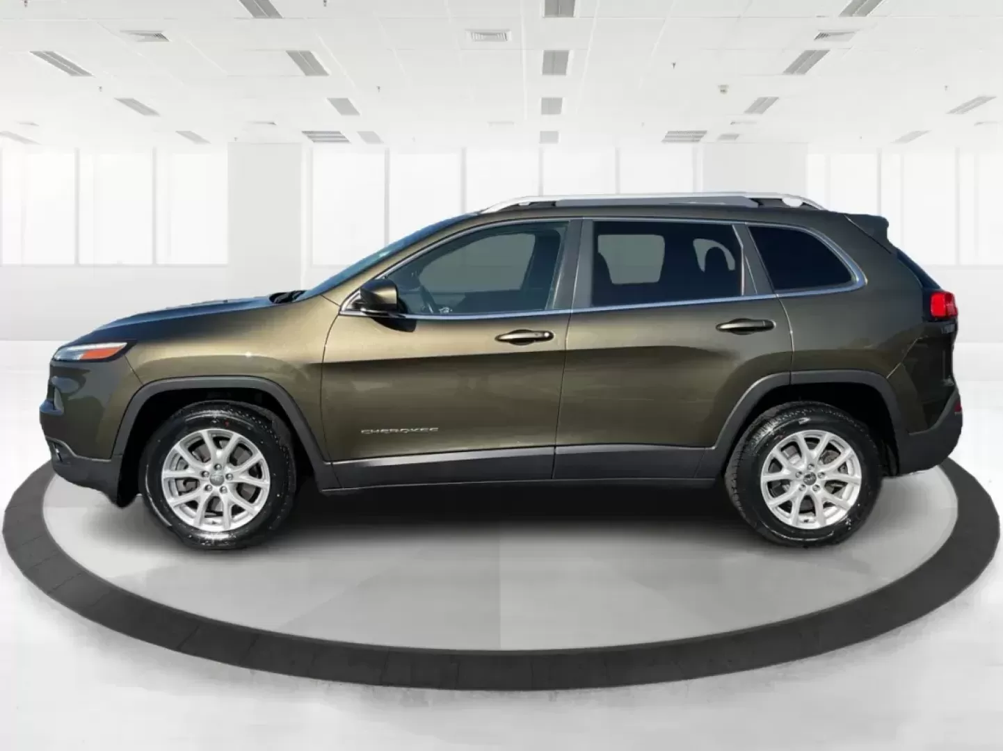2014 Jeep Cherokee Latitude (1C4PJLCS8EW) with an MultiAir2 Tigershark 2.4L I-4 variable valve contr engine, located at 8750 N County Rd 25A, Piqua, OH, 45356, (937) 908-9800, 40.164391, -84.232513 - Photo#5