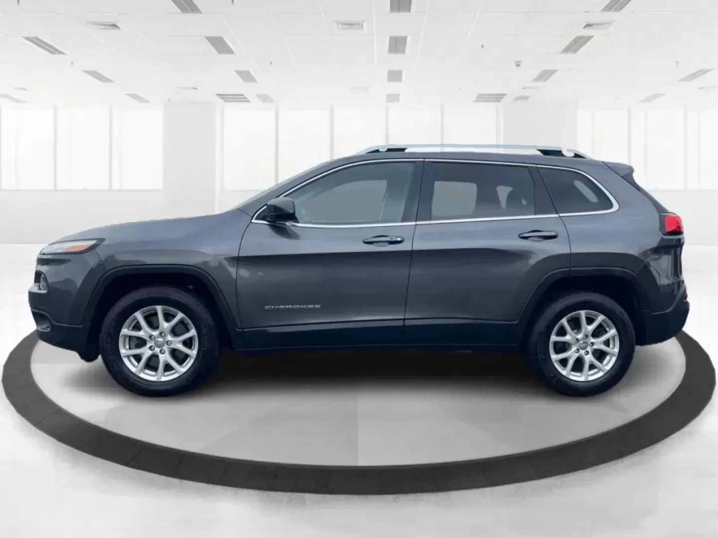 2014 Jeep Cherokee Latitude (1C4PJMCS3EW) with an Other engine, located at 1230 East Main St, Xenia, OH, 45385, (937) 908-9800, 39.688026, -83.910172 - Photo#5