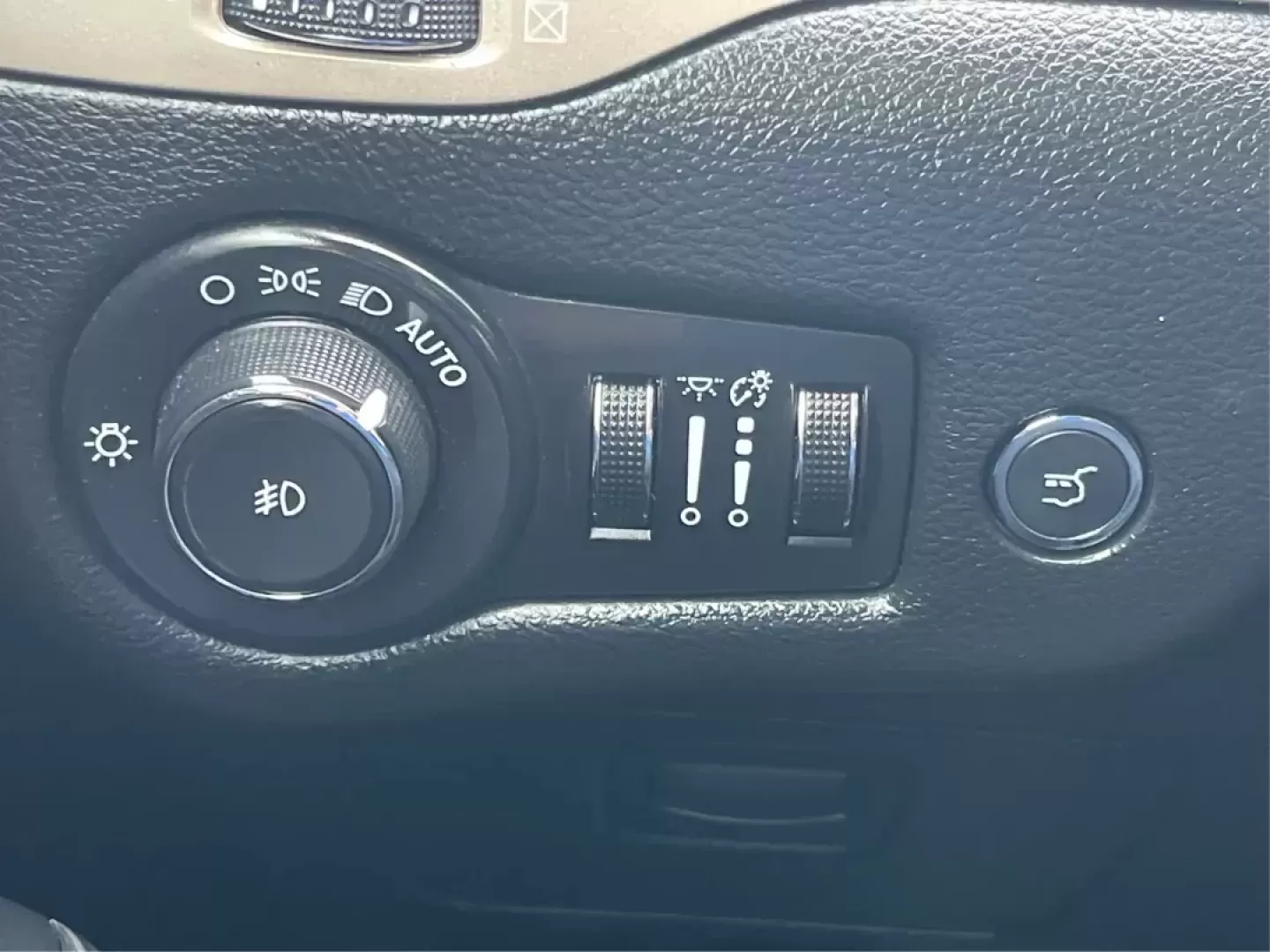 2014 Jeep Cherokee Latitude (1C4PJMCS3EW) with an Other engine, located at 1230 East Main St, Xenia, OH, 45385, (937) 908-9800, 39.688026, -83.910172 - Photo#15