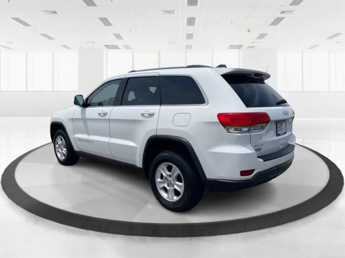 2014 Jeep Grand Cherokee Laredo (1C4RJFAGXEC) with an 3.6L V-6 DOHC engine, located at 1184 Kauffman Ave, Fairborn, OH, 45324, (937) 908-9800, 39.807072, -84.030914 - Photo#4