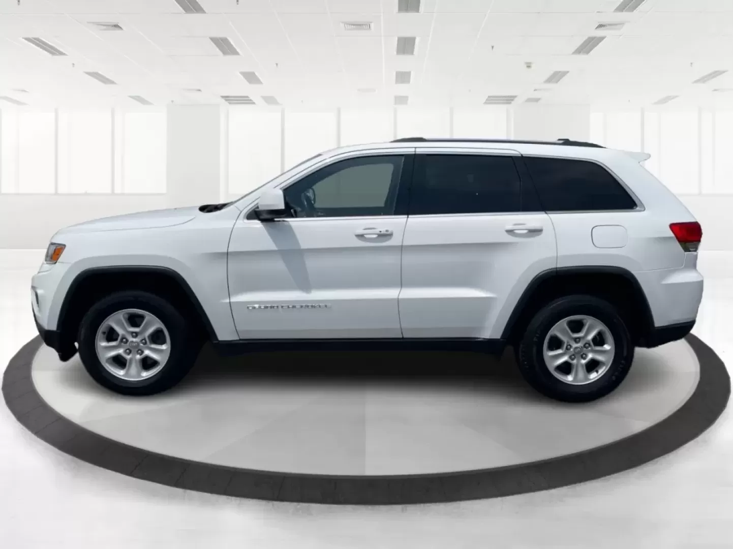 2014 Jeep Grand Cherokee Laredo (1C4RJFAGXEC) with an 3.6L V-6 DOHC engine, located at 1184 Kauffman Ave, Fairborn, OH, 45324, (937) 908-9800, 39.807072, -84.030914 - Photo#5