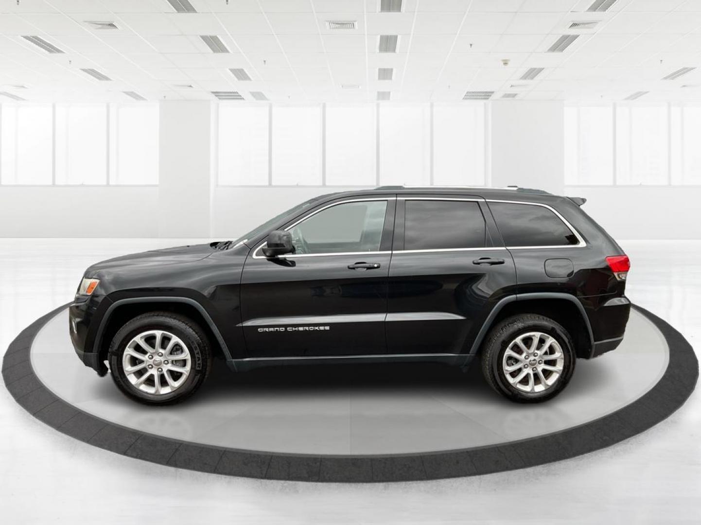 2014 Brilliant Black Crystal P Jeep Grand Cherokee Laredo 4WD (1C4RJFAG5EC) with an 3.6L V6 DOHC 24V engine, 5-Speed Automatic transmission, located at 401 Woodman Dr, Riverside, OH, 45431, (937) 908-9800, 39.760899, -84.123421 - Photo#4