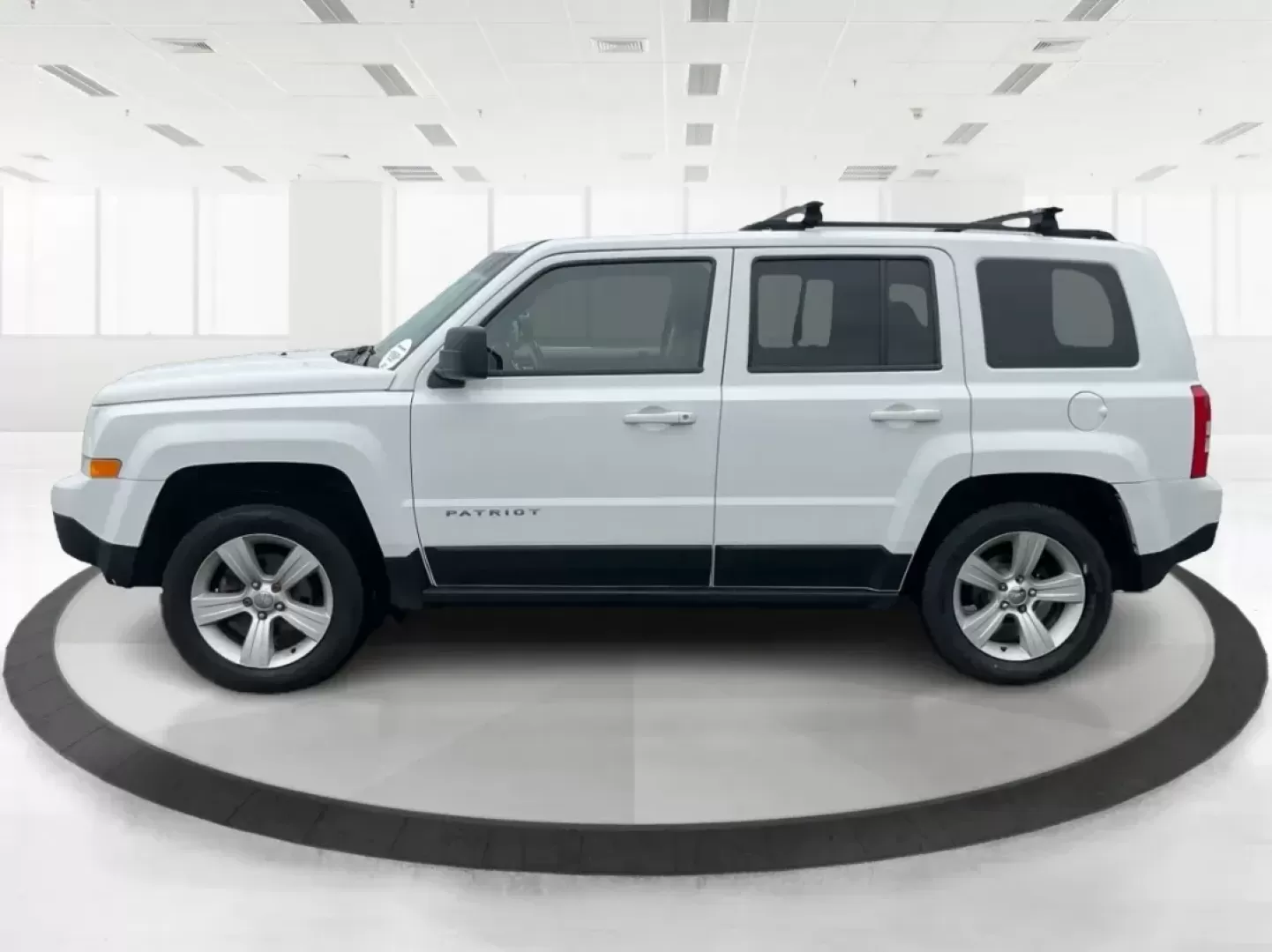 2014 Jeep Patriot Latitude (1C4NJRFB4ED) with an 2.4L I-4 DOHC engine, located at 1230 East Main St, Xenia, OH, 45385, (937) 908-9800, 39.688026, -83.910172 - Photo#5