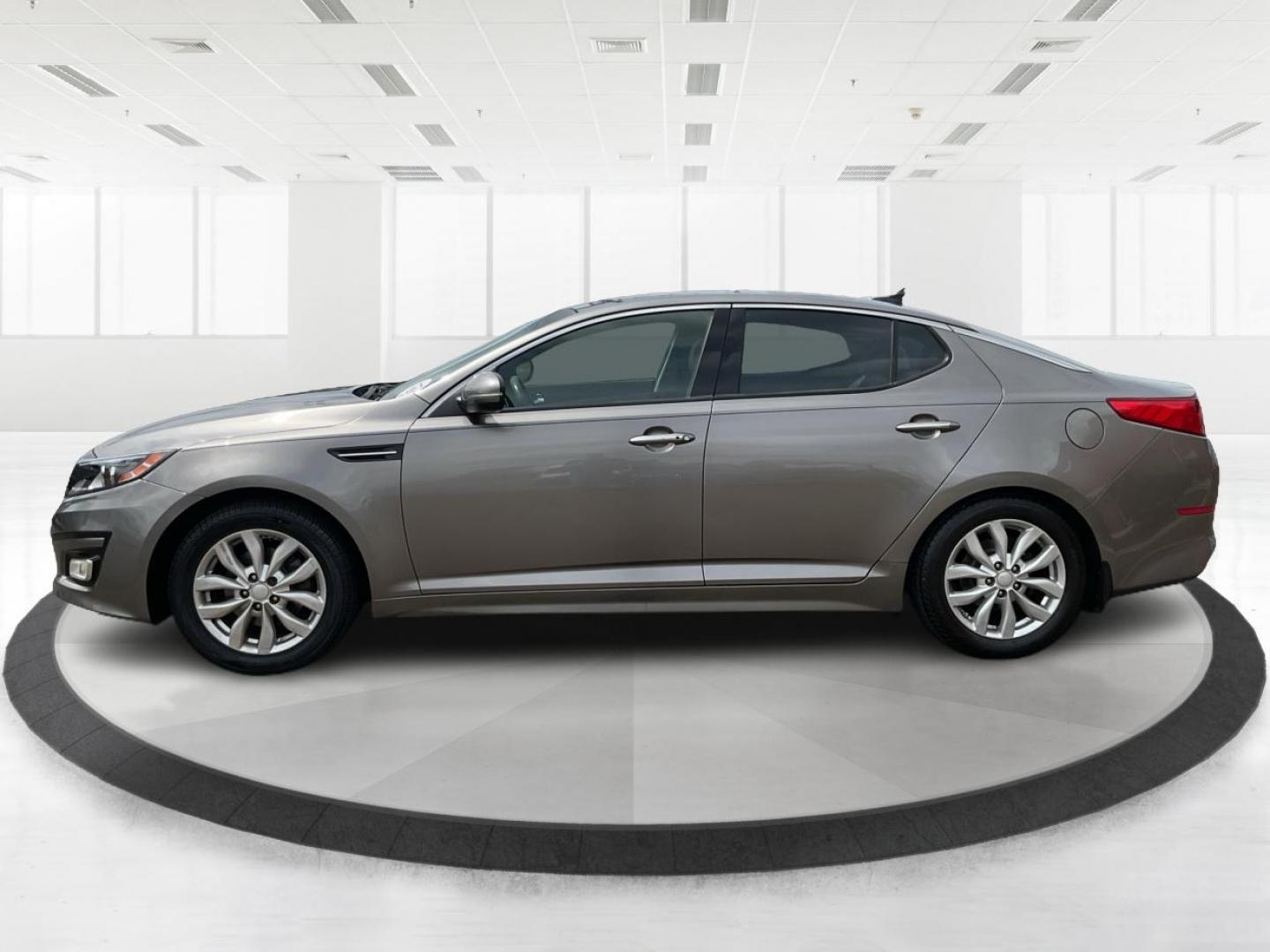 2014 Kia Optima EX (5XXGN4A76EG) with an Theta II 2.4L I-4 gasoline direct injection engine, located at 1184 Kauffman Ave, Fairborn, OH, 45324, (937) 908-9800, 39.807072, -84.030914 - Photo#5