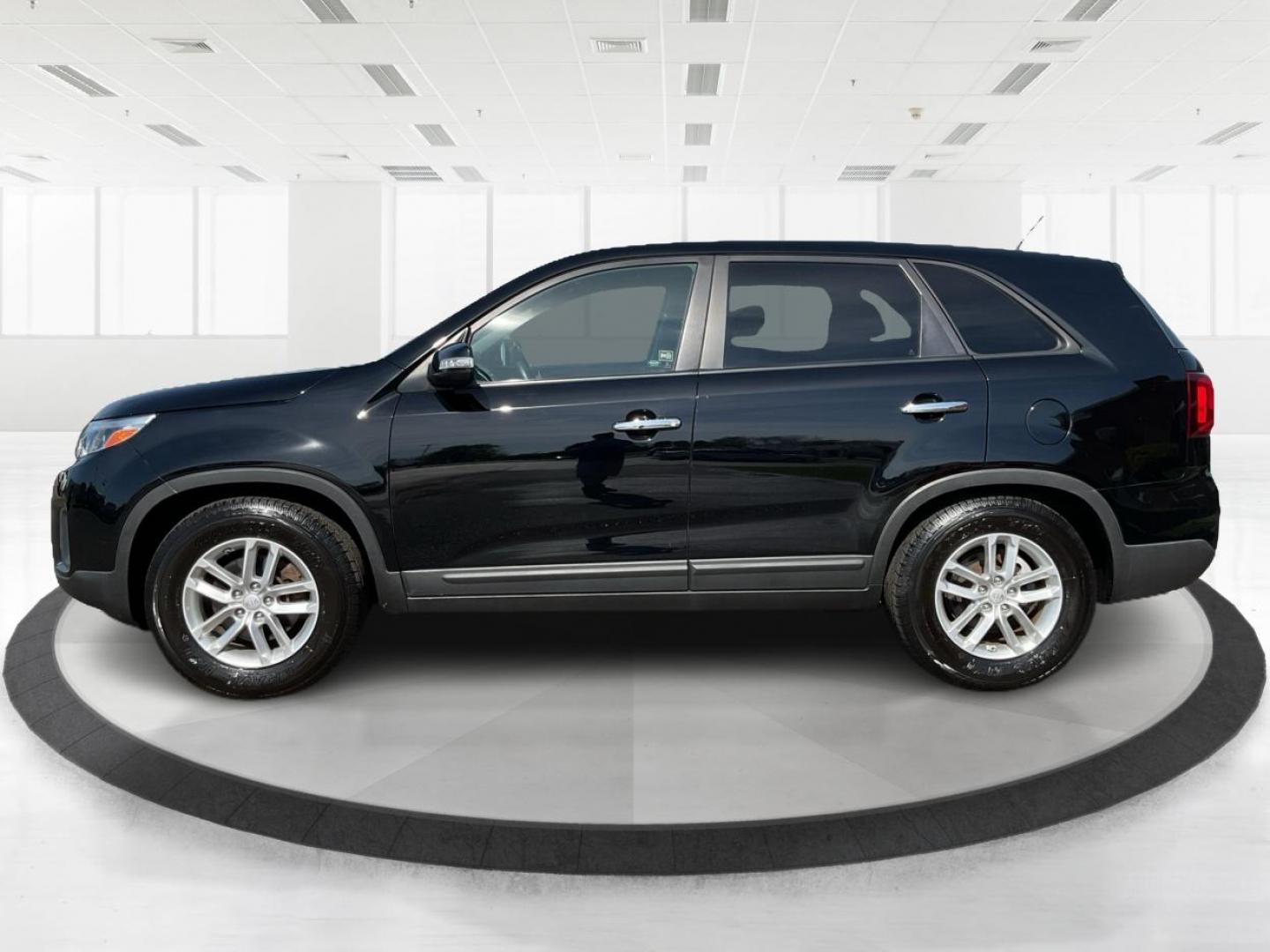 2014 Kia Sorento LX (5XYKT3A69EG) with an 2.4L I-4 gasoline direct injection engine, located at 1951 S Dayton Lakeview Rd., New Carlisle, OH, 45344, (937) 908-9800, 39.890999, -84.050255 - Photo#5