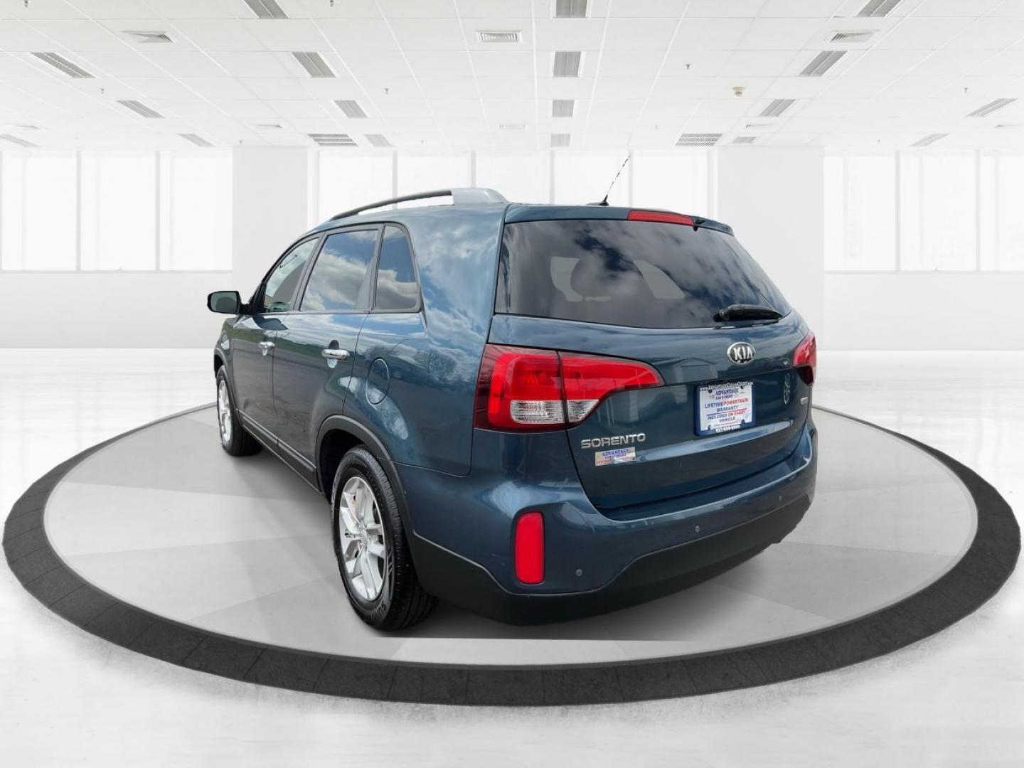 2014 Kia Sorento LX (5XYKT3A66EG) with an 2.4L I-4 gasoline direct injection engine, located at 880 E. National Road, Vandalia, OH, 45377, (937) 908-9800, 39.891918, -84.183594 - Photo#4