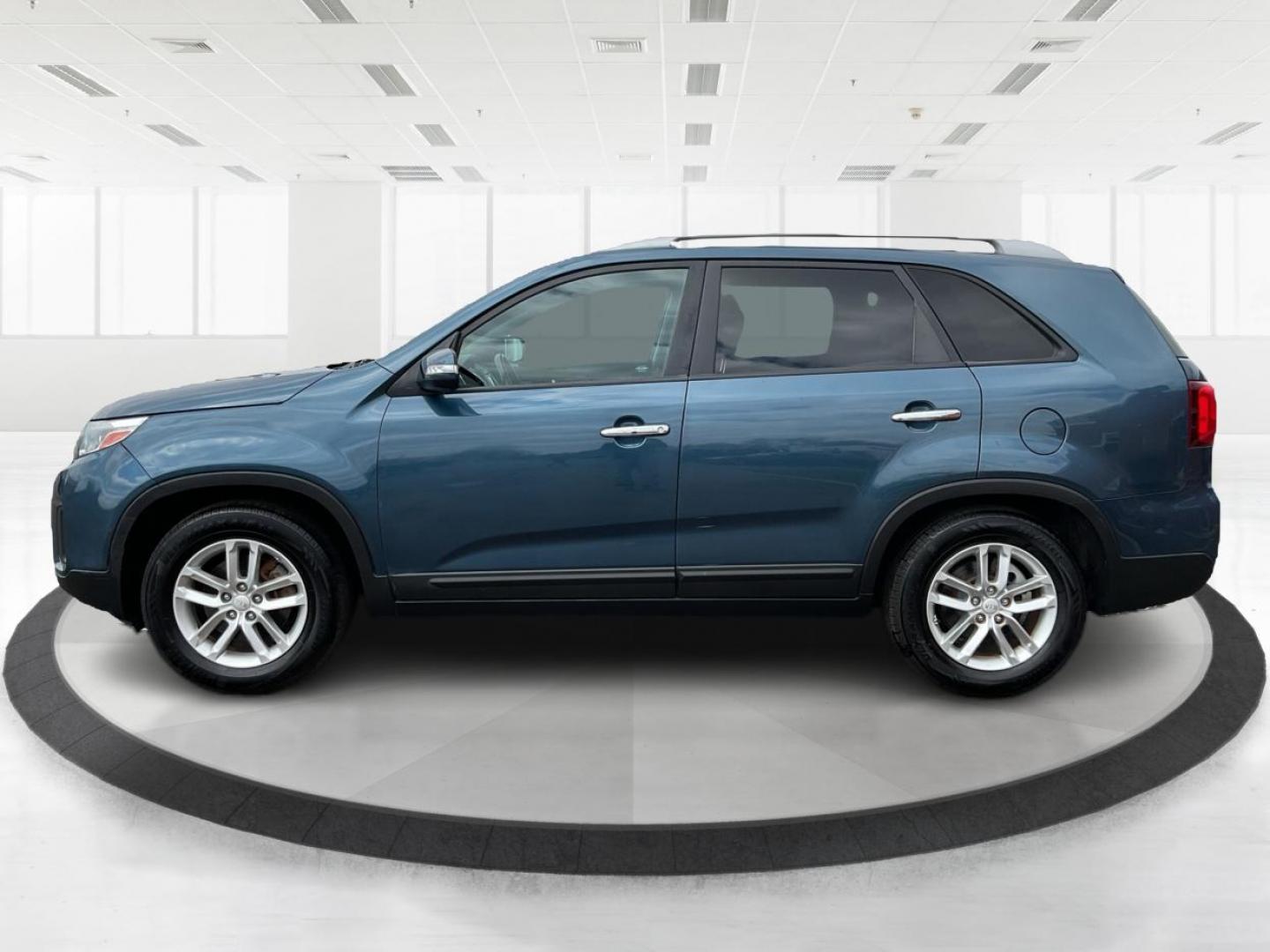 2014 Kia Sorento LX (5XYKT3A66EG) with an 2.4L I-4 gasoline direct injection engine, located at 880 E. National Road, Vandalia, OH, 45377, (937) 908-9800, 39.891918, -84.183594 - Photo#5