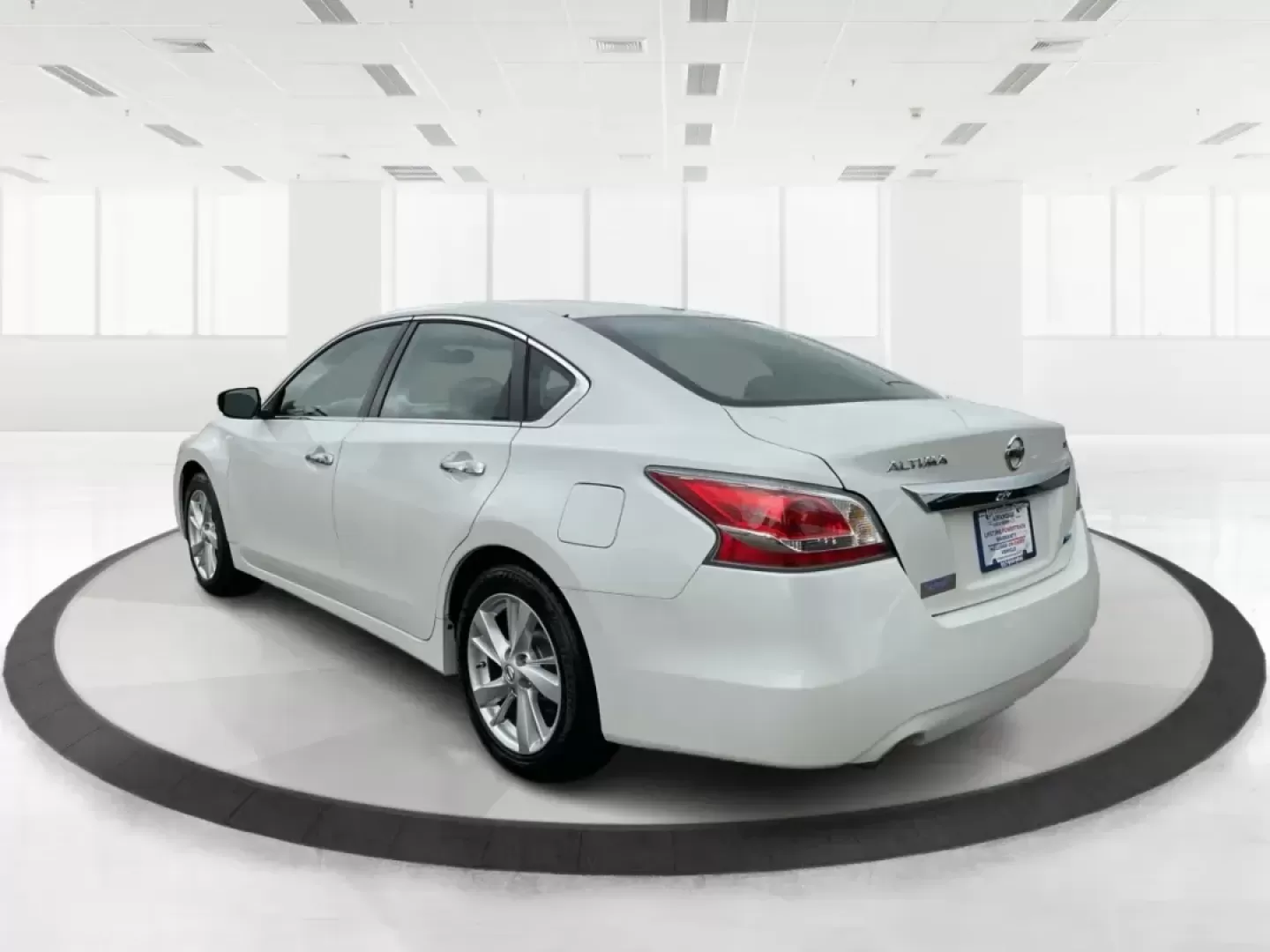 2014 Nissan Altima 2.5 SV (1N4AL3AP8EC) with an 2.5L I-4 DOHC engine, located at 880 E. National Road, Vandalia, OH, 45377, (937) 908-9800, 39.891918, -84.183594 - Photo#4