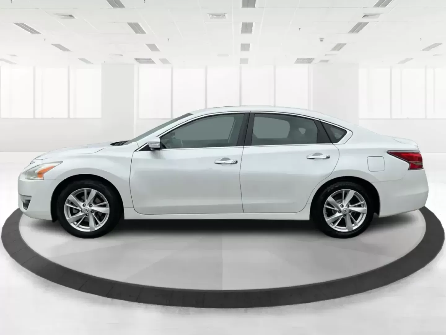 2014 Nissan Altima 2.5 SV (1N4AL3AP8EC) with an 2.5L I-4 DOHC engine, located at 880 E. National Road, Vandalia, OH, 45377, (937) 908-9800, 39.891918, -84.183594 - Photo#5