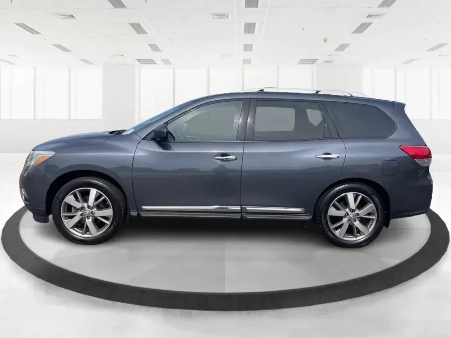 2014 Nissan Pathfinder Platinum (5N1AR2MM6EC) with an 3.5L V-6 DOHC engine, located at 880 E. National Road, Vandalia, OH, 45377, (937) 908-9800, 39.891918, -84.183594 - Photo#5