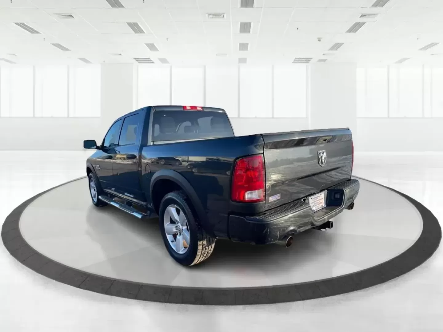 2014 Ram 1500 Tradesman Crew Cab SWB 4WD (3C6RR7KT8EG) with an 5.7L V8 OHV 16V engine, 8-Speed Automatic transmission, located at 1184 Kauffman Ave, Fairborn, OH, 45324, (937) 908-9800, 39.807072, -84.030914 - Photo#4